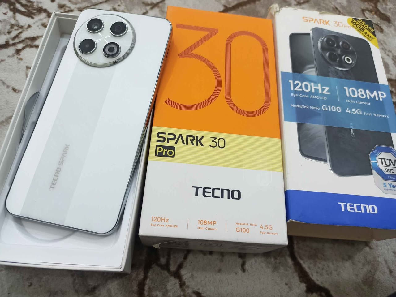 السلام عليكم 
تكنو سبارك 30 برو 
الذاكرة 256 
العشوائية 16 
الكامرة 108MP
90 فريم بالببجي كلش سلس وقوي
تلفون كلش حلو وراقي مواصفاته كلش حلوه تكدرون تبحثون على اليوتيوب وتشوفون كل المواصفات 
التلفون مستبدل الشاشة فقط 

السعر 135 
رقمي *********** Singapore
