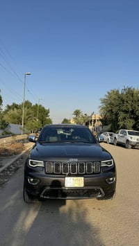 جيب كراند شيروكي لمتد 2018  فول مواصفات  بانوراما  كشنات جلد  شاشة كبي...