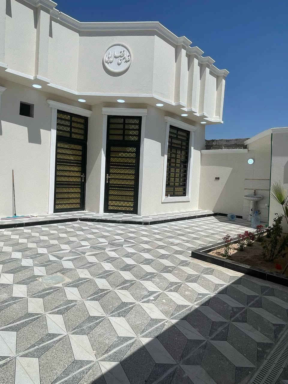 بيت للبيع بناء درجه اولى تجي وشوف كله تفصال ومتعوب علي المساحه 200 م طابو زراعي عراقي صاحب الارض موجود يحتوي على غرفتين ودوانيه وصاله ومطبخ وصحيات داخل وخارج وكراج كبير وحديقه مرتبه البيت فارق وجاهز من كل نواحي مانقصه اي شي السعر 108 وبي مجال العنوان البصره ابي الخصيب طريق صحراء شارع معرض راشد يبعد 100 متر عن طريق الصحراء الرئيسي الاستفسار ‏
‪***********‬‏
***********
