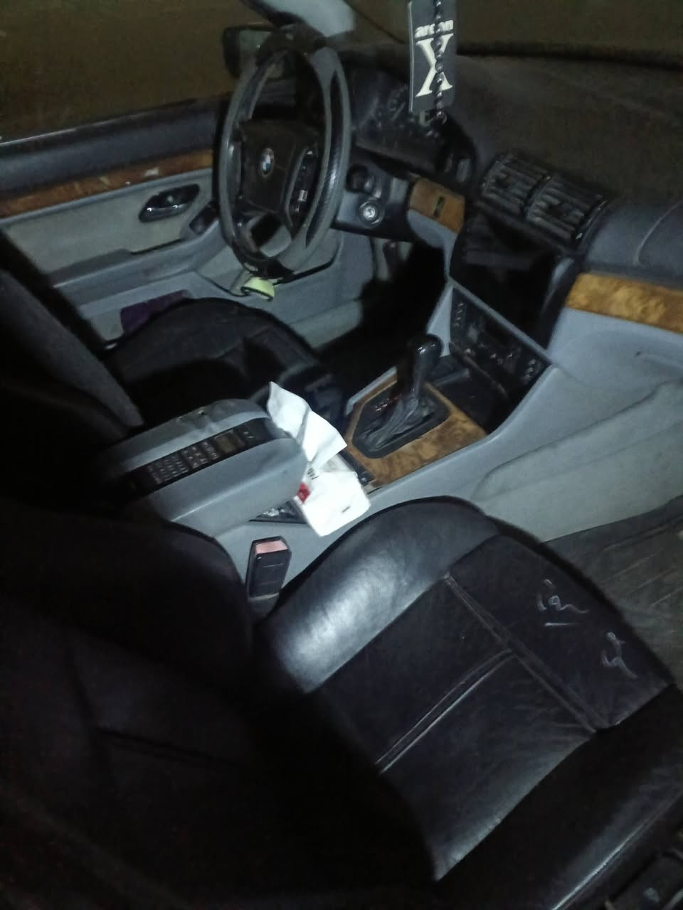 BMW صقر موديل98  مكينه28 ياباني تبريد لونها ازرق كير تخم تاير كشنات جلد اسود ***********
