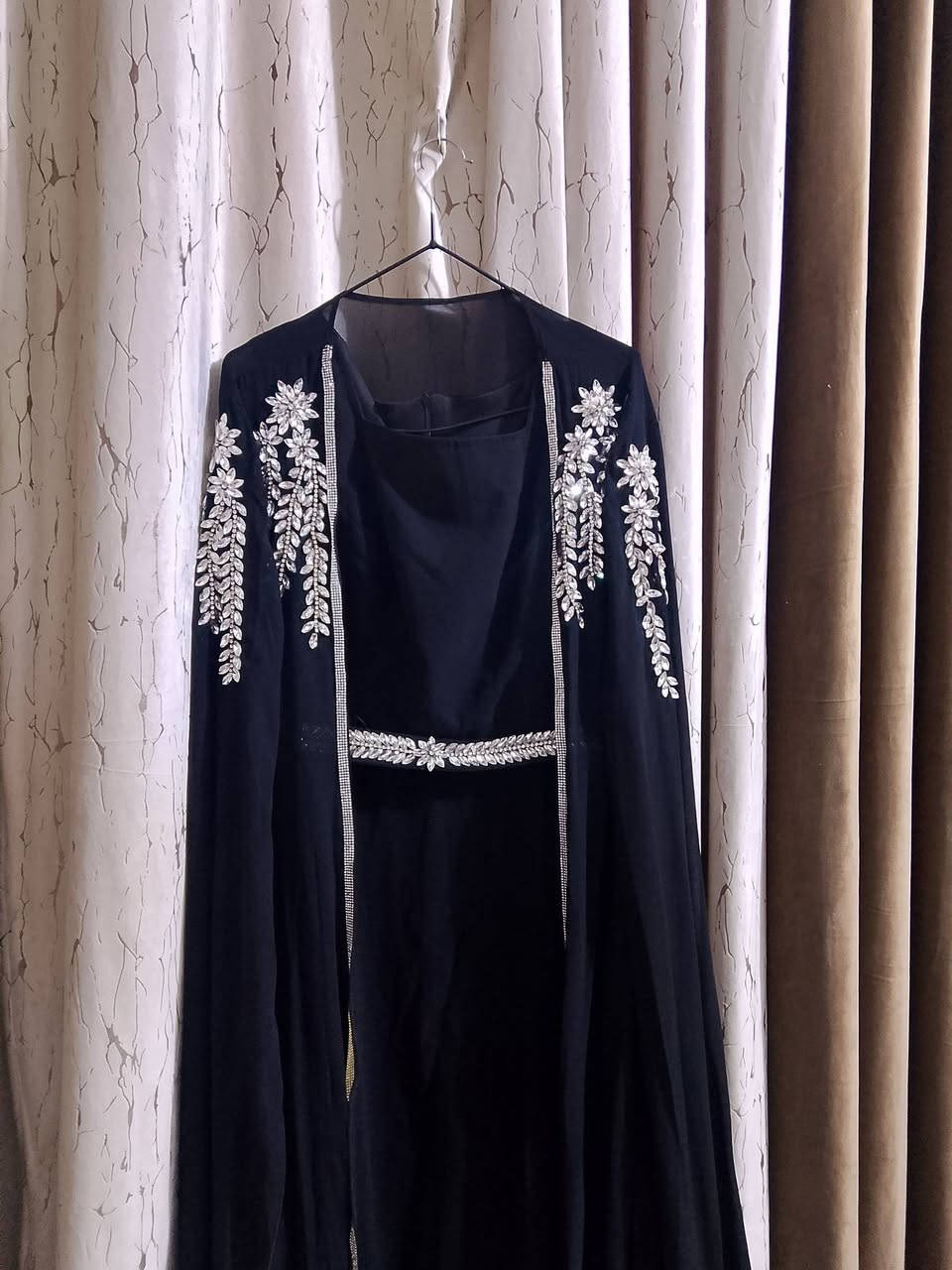 فستان مناسبات جديد ملبوس مرة وحدة سعره ٤٥ وبي مجال
رقم الموبايل ***********
