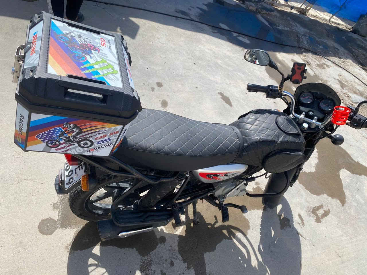 السلام عليكم 
السلام عليكم بوكسر موديل2023طالعه بال2024
المكينه مكفوله وحلوه وبلاديه وعلا ايدي
رقم انكليزي لوحتين وسنويه بسمي.
هيه والصندوك تجي تكلبهه تفحصهه وتعجبك 
هذا رقمي ***********
رايدهه ب2500 قفل
