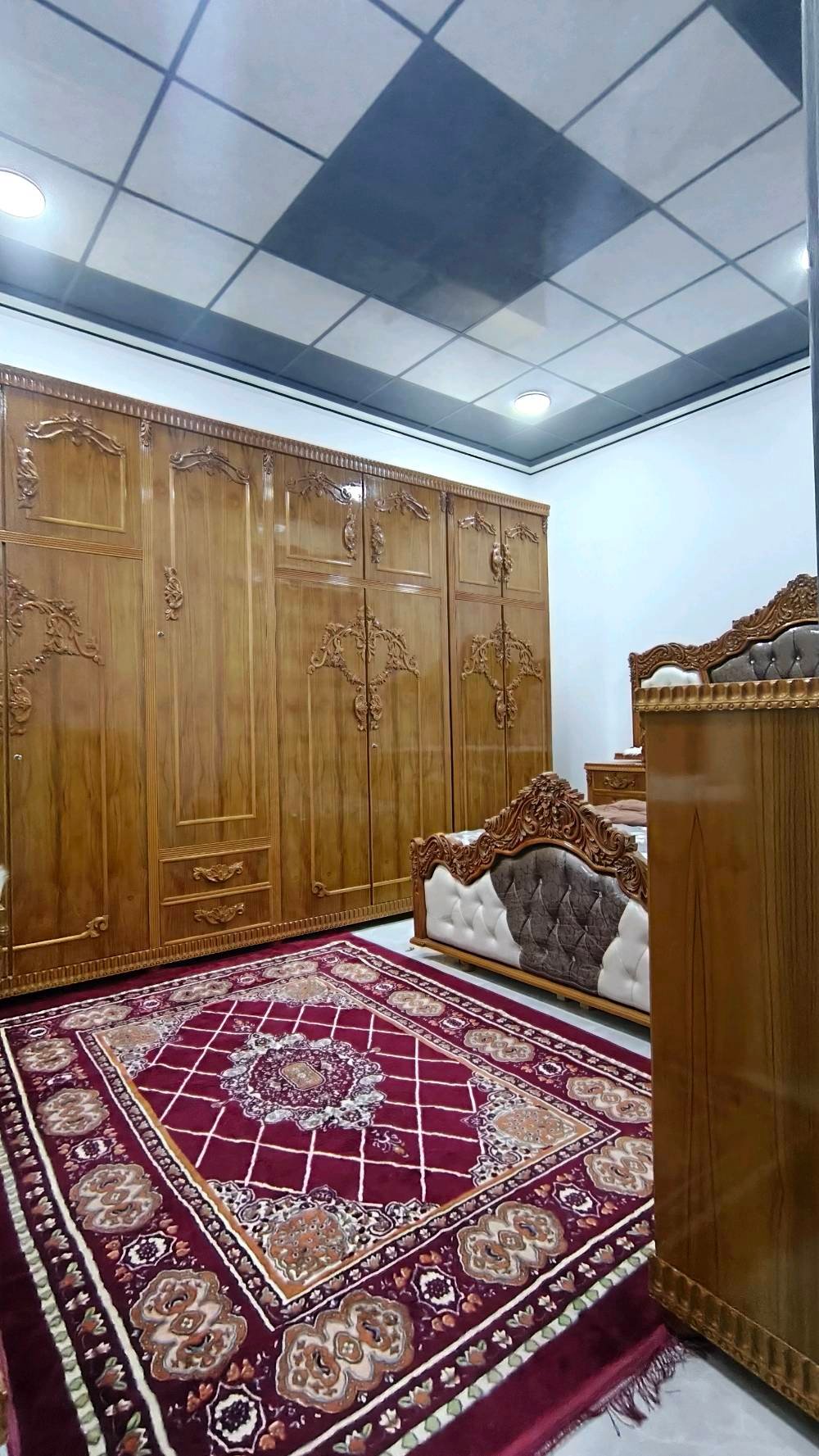 لدي بيت للبيع في يارمجة الشرقية الاول السعر 100000مليون  البيت يحتوي على حوش استقبال مطبخ وهول صحيات فوك وجوا مشتملات فوك وجوا عدد غرف النوم 3
كم عدد الغرف في البيت؟: 
3
ما هي مساحة البيت الإجمالية؟: 
 طابق ونص متر 100
أين يقع البيت بالتحديد؟: 
في يارمجة الشرقية الاول قرب مكتب العلي
هل السعر قابل للتفاوض؟: 
نعم 
هل هناك موقف للسيارات؟: 
لا  
رقم الهاتف ***********عبدالله بي واتساب 