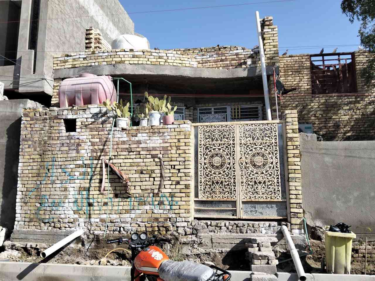 بسم الله الرحمن الرحيم 
بيت للبيع طابو المساحه 125
حي لاامير وره المشروع 
يتكون البيت من غرفتي2+صاله +مطبخ +استفبال 
+حمات داخليه وخارجيه 
سعر البيت 120وبيه مجال مستعجل عله
(عليه اسكان 35ينقطعن من السعر) 
للتفاصيل اكثر ***********
***********
