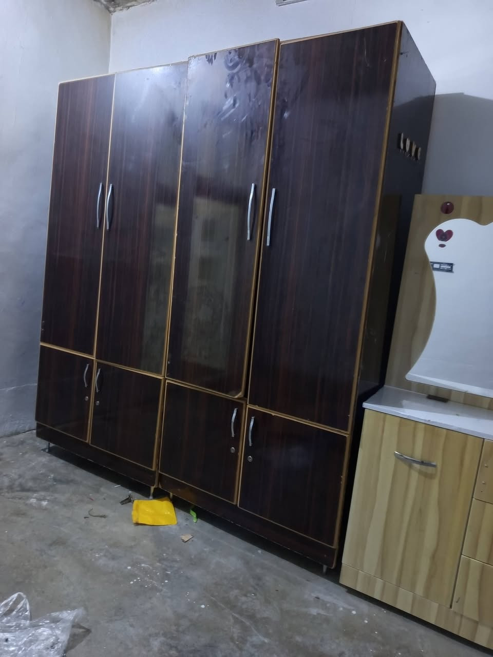 مەعرەزەکە 140قفلی. 
میز تەوالیتەکە 50قفلی 
مال بارەکەین هەراج فرۆشی دەکەین
***********
