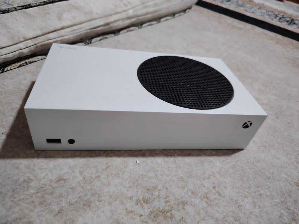 سلام عليكم بلي موجود اكس بوكس للبيع الي يحب يشتري يتفضل عله رقم *********** جديد بل كارتون وياه جوستك 2
