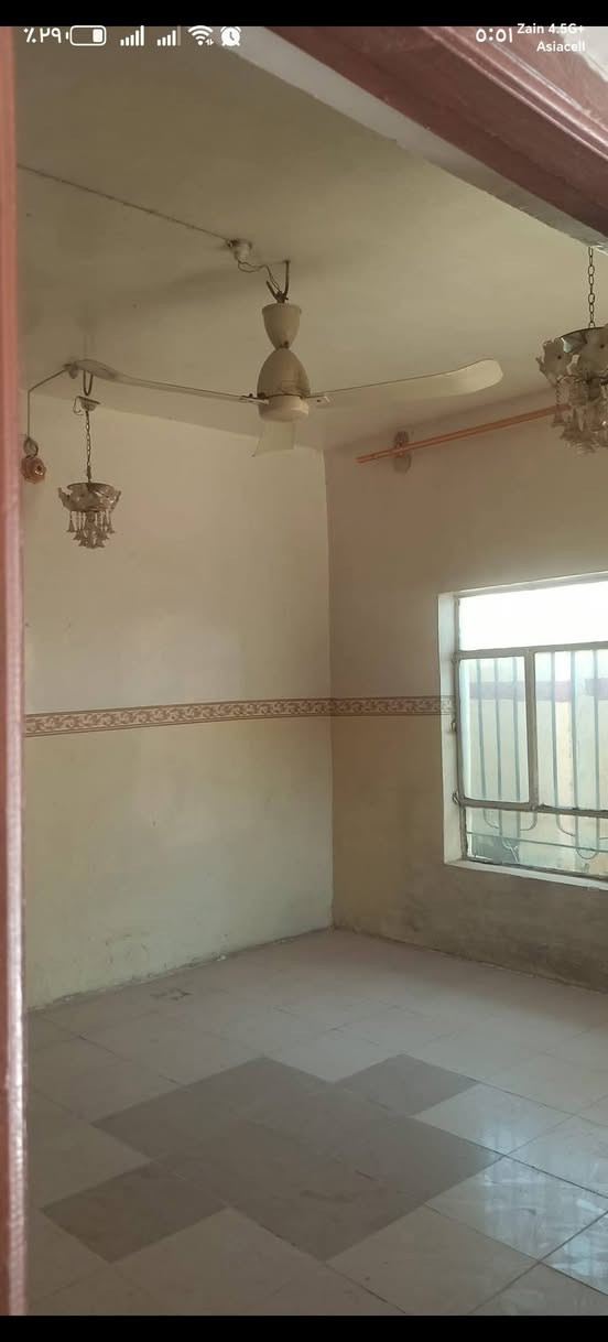 السلام عليكم بيت للبيع طابو صرف مساحه 200  متر عنوان حي العسكري نهاية الحي بلقرب من ساحة سرحان  طابقين الطابق الاول يحتوي على غرفه 5×4 ( استقبال 7×4   صاله  4×4 مطبخ 5×4 صحيات خارجيه طارمه حديقه
الطابق الثاني يحتوي على غرف عدد (2) 6×4 الثانيه 5×4 السعر خاص الاتصال على الرقم التالي ***********
