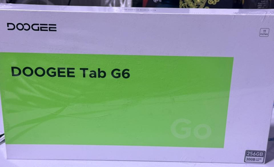 جهاز Doogee Tab G6، وهو جهاز لوحي (تابلت) من الفئة الاقتصادية يتميز بمواصفات جيدة مقابل سعره، وفيما يلي تفاصيل أهم مميزاته ومواصفاته:
المواصفات التقنية الرئيسية: 
الشاشة: مقاس 11 إنش من نوع IPS بدقة HD (1280 × 800 بكسل) وتدعم معدل تحديث 90 هرتز لتجربة تصفح سلسة.
المعالج: Unisoc T7250 ثماني النواة، يقدم أداءً مستقراً للمهام اليومية والدراسة والترفيه.
الذاكرة العشوائية (RAM): سعة 30 جيجابايت إجمالية (عبارة عن 6 جيجابايت فعلية بالإضافة إلى 24 جيجابايت ذاكرة افتراضية ممتدة).
التخزين: سعة داخلية 256 جيجابايت، مع إمكانية التوسع حتى 2 تيرابايت عبر بطاقة ذاكرة خارجية (TF Card).
البطارية: بسعة كبيرة تصل إلى 8000 مللي أمبير، تدعم الاستخدام لفترات طويلة خلال اليوم.
نظام التشغيل: يعمل بنظام Android 15 (أو Android 16 في بعض الإصدارات الأحدث)، مما يوفر ميزات أمان وخصوصية محسنة.
المميزات الإضافية: 
الاتصال: يدعم شريحتي اتصال (Dual SIM) مع دعم شبكات 4G LTE، بالإضافة إلى Wi-Fi ثنائي النطاق (2.4/5 جيجاهرتز).
الكاميرا: كاميرا خلفية بدقة 13 ميجابكسل وأخرى أمامية بدقة 5 ميجابكسل، مناسبة لمكالمات الفيديو والتوثيق اليومي.
الترفيه: مزود بسماعات مزدوجة (Dual Speakers) ويدعم Widevine L1 لمشاهدة المحتوى بدقة عالية على منصات مثل YouTube وPrime Video.
التصميم: يتميز بهيكل معدني من سبائك الألومنيوم بسمك نحيف يبلغ حوالي 7.9 ملم. السعر. ٣٠٠ الف.


**إذا كنت صاحب هذا الإعلان وتريد حذفه لأي سبب، رجاءا أرسل رسالة إلى الدعم الفني**
