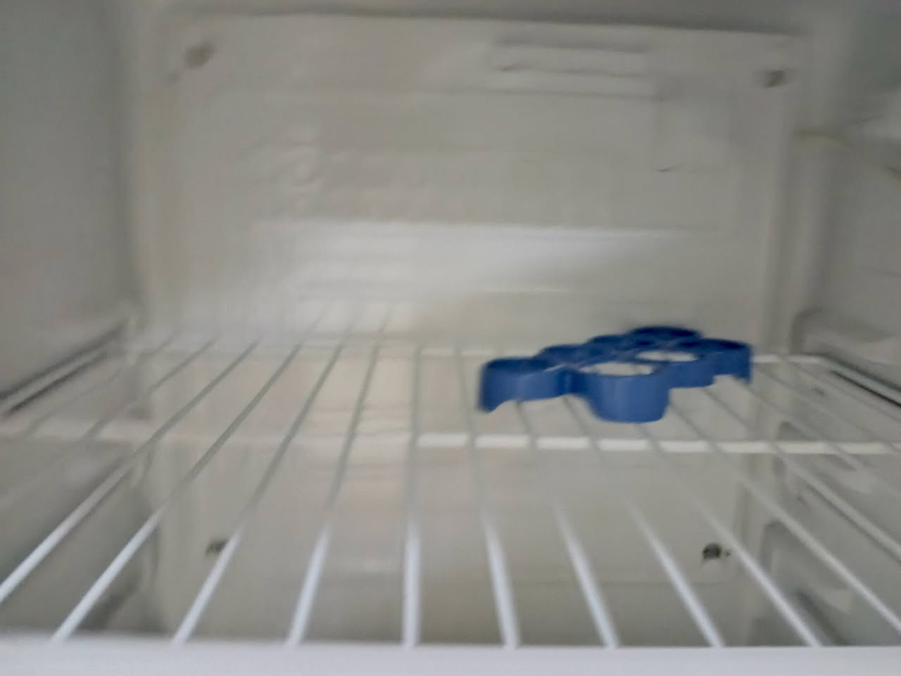 ثلاجة  جديده كلش جديده يعني صار سبوع من جبته  للبيع. مكاني بسمايه الثلاجة مال غرف بسمايه كلش حلوه وشي مرتب سعر 500 وبيه مجال الرقم *********** بي وتساب
