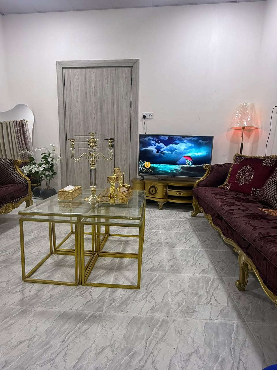 طخم قنفات ملكي امريكي ضخم وقوي ونظافه ٩٠٪؜ اربع مراسي وقنفه ٣ متر مع طبلات مع ميز شاشه مع البردات 
السعر ٦٠٠ وبي مجال ***********. العنوان بصره طويسه
