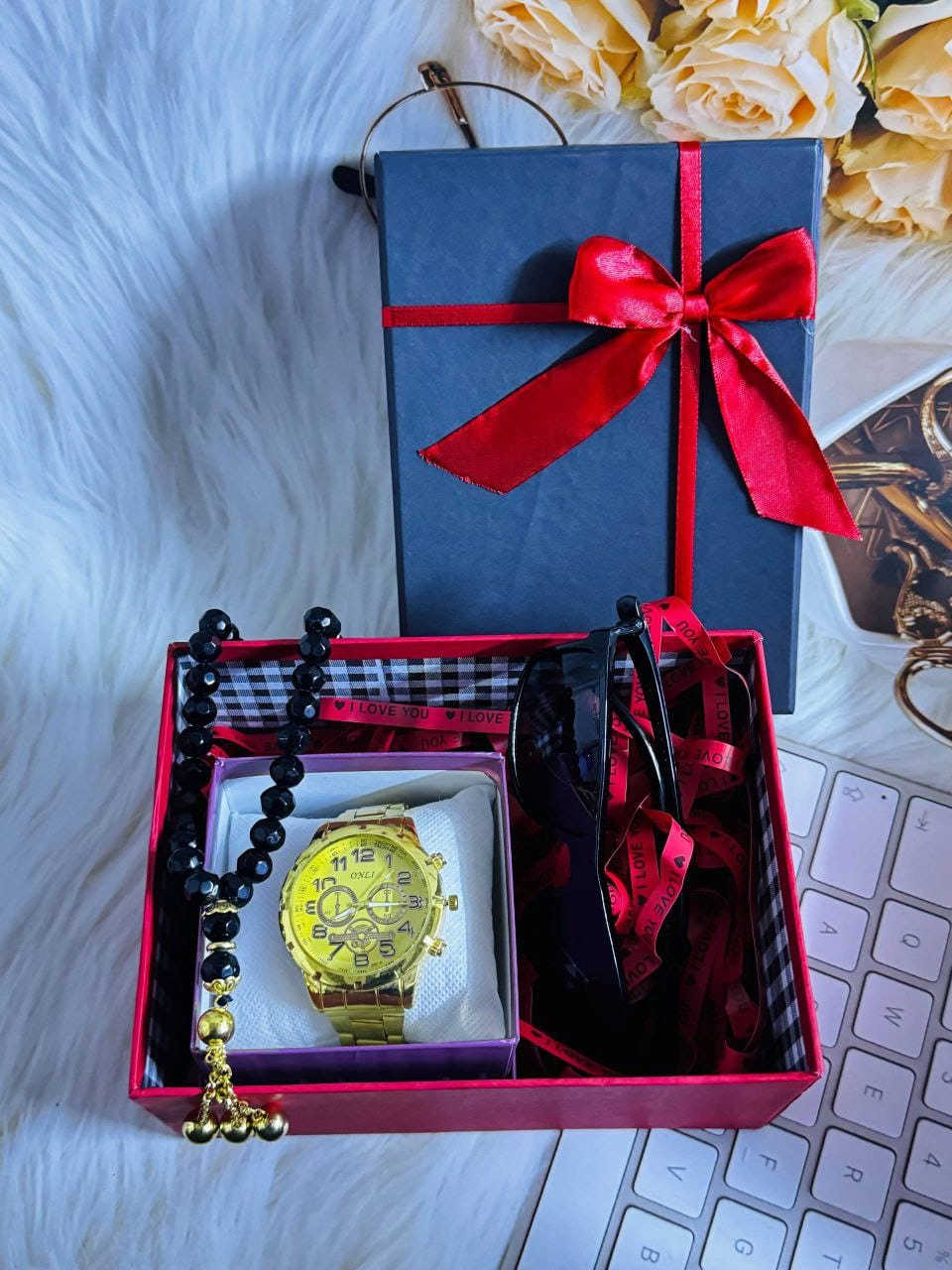 لقد رأيتُ في عينيّه كيف يُمكنني أن
أكون مِحوَّر حياة شَخص ما 

بوكس هدية رجالي انيق وجذاب 

يحتوي البوكس على .
نظارات  تحمي عيونه من الشمس والنسوان 

ساعة ثلاث الوان 
فضي اسود ذهبي
سبحة تحلي ايدة وتزيده فخامة 

البوكس مع التغليف وكارت معايدة حسب الطلب


**إذا كنت صاحب هذا الإعلان وتريد حذفه لأي سبب، رجاءا أرسل رسالة إلى الدعم الفني**