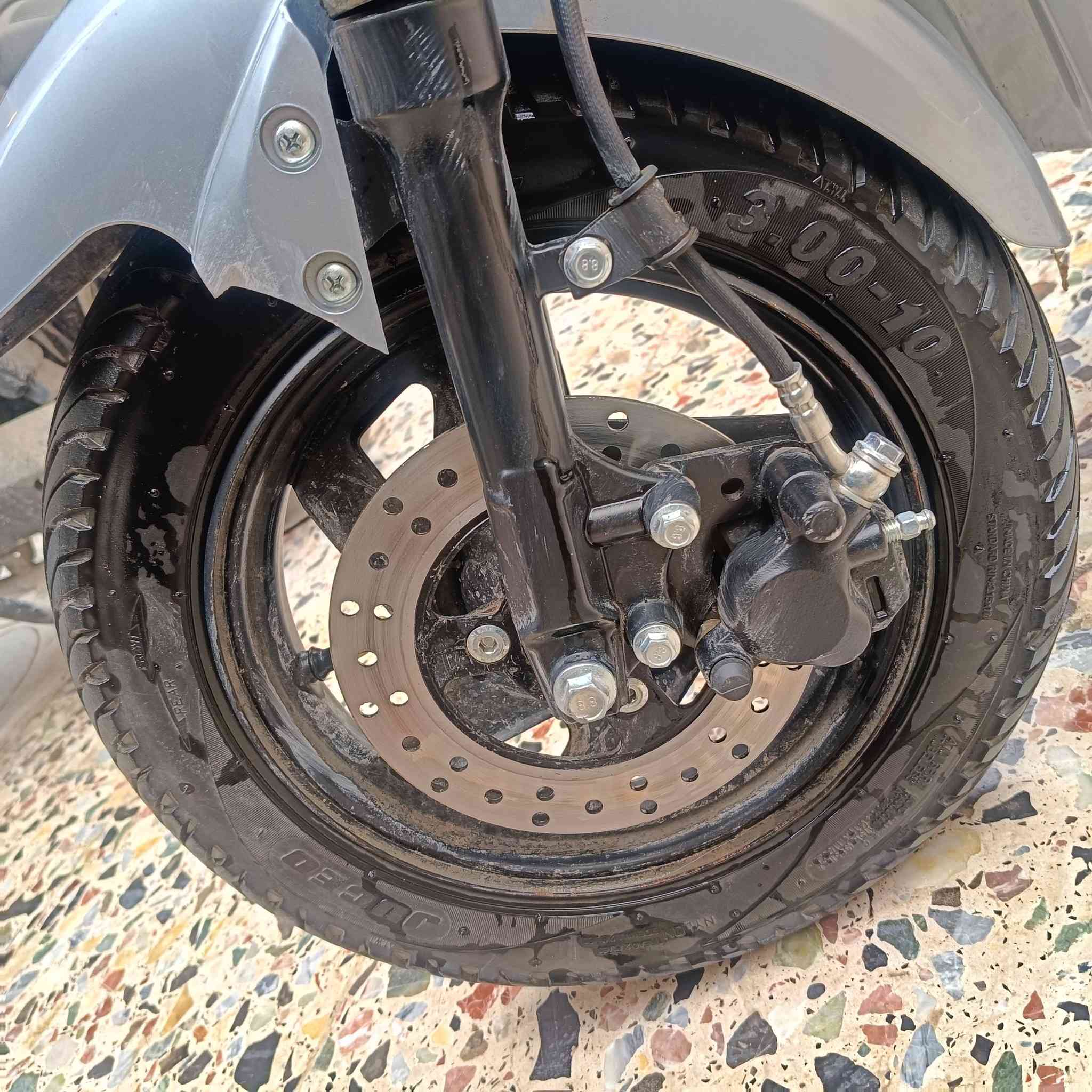 سلام عليكم دراجة شحن الريان R10
بريكات امامي خلفي 
كلوب عالي ناصي
بطاريات 5  
السرعة 60 اقصئ سرعة نمرة 3
سلة اشاير يمنة يسرة 
مراوس بشحن اكبر او بيع 
السعر 400 بغداد _ المشتل 
*********** الاستفسار
