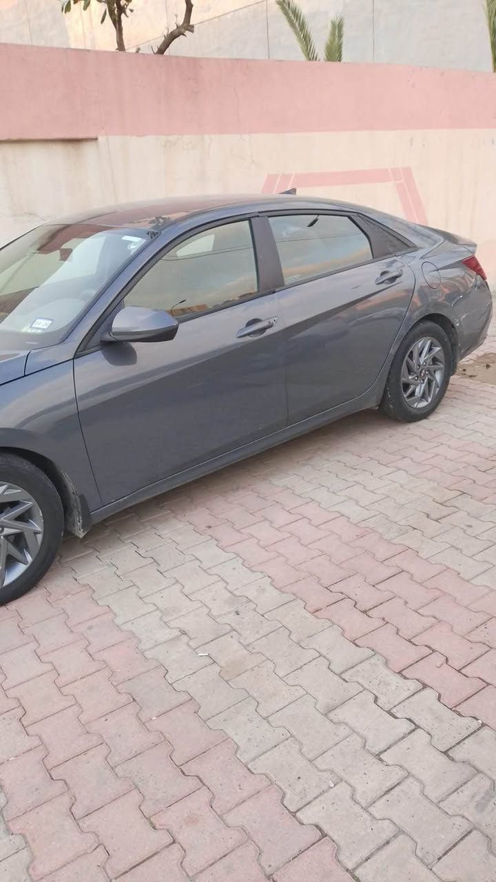 سياره النترا 2024 بيها قطعتين باب سائق خلفي جاملغ هيلال سحرە160$ *********** أربيل, العراق
