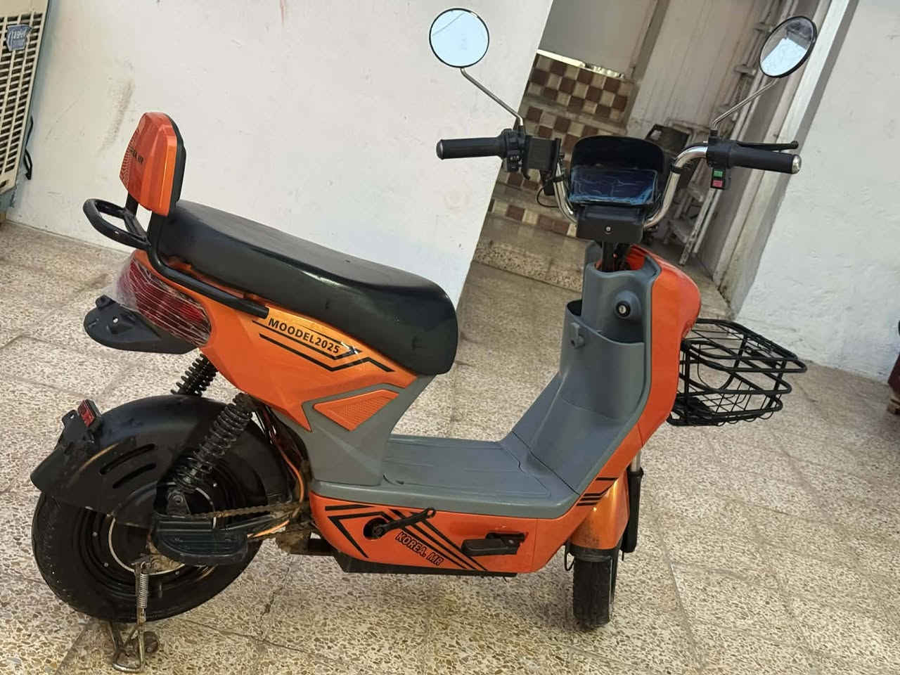 دراجة للبيع جديد استعمال شهر واحد 
مع شاحن اصلي 
للاستفسار ***********
