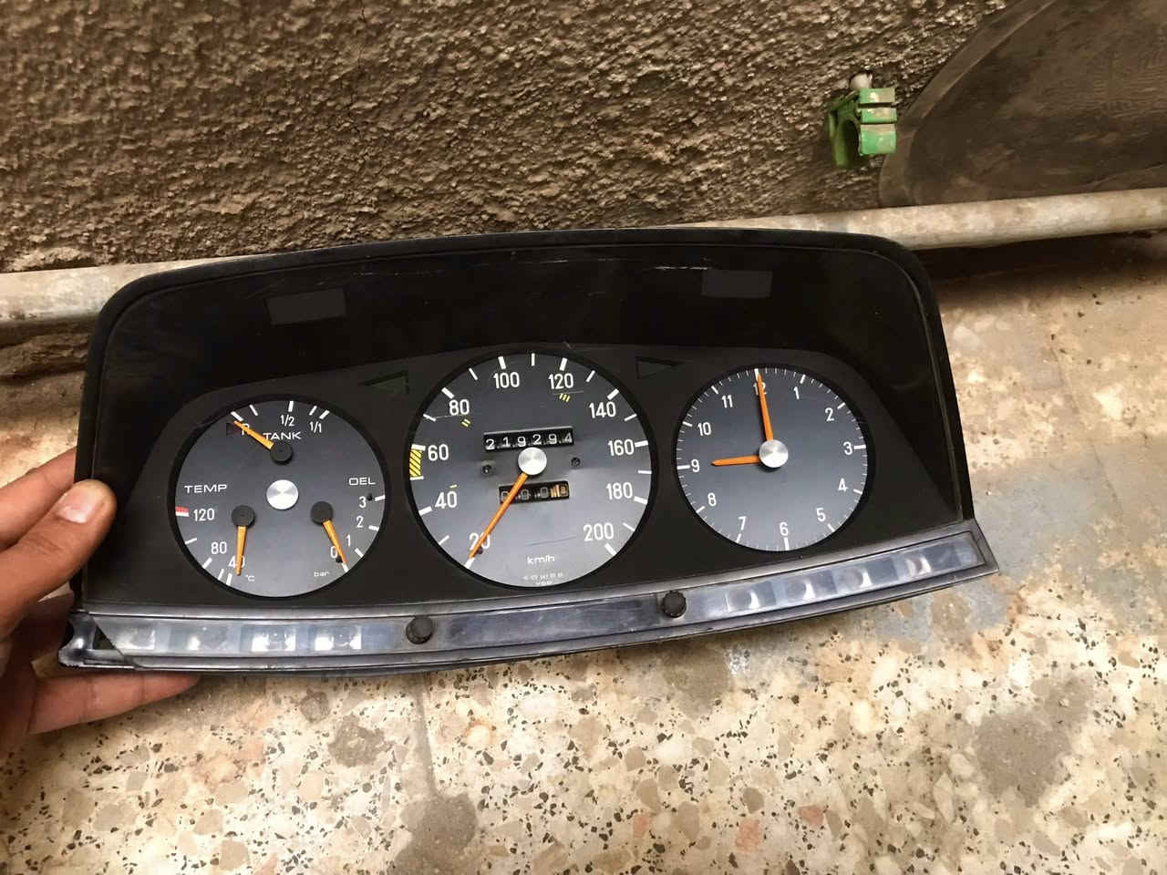 للبيع كيج مارسدس ابو جحيل W123
جديد وارد يابان بس بي ضرر من جوه اثر النقل 
الباقي جديد كارتون 
عنوان بغداد ألشعب 
***********
