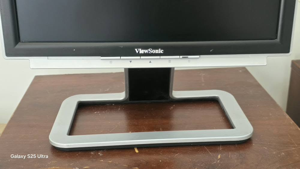 مۆنیتەری مارکەی ViewSonic VX715ی شاشە 17 ئینچ مۆنیتەرەکە بۆ کامێرا و هەندێ ئیش گونجاوە کوالێتی 720P مۆنیتەرەکە بێ کێشە ئیشئەکات بەشەرت زۆر جوان و پاک ماوەتەوە شکاوی نیە تەنها شاشەکەی ٢ شوختی هەیە زۆر دیارنین

نرخی: 20 هەزار
شوێن سلێمانی
کڕیار نیت تکایە نامە مەنێرە السليمانية, العراق


**إذا كنت صاحب هذا الإعلان وتريد حذفه لأي سبب، رجاءا أرسل رسالة إلى الدعم الفني**