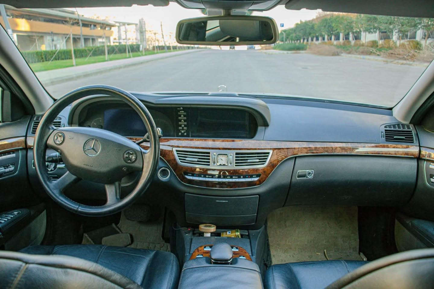 Marcedez Benz S500 2006//***********//***********
ڕەنگی بڕۆنزی
8 پستۆن 5L گێڕ و مەکینەی بەشەرت تاک ئەکسلە
فول مواسەفات :
کوشن جڵد و هیتەر , کوشن خەزن 
قفڵ مەرکەزییە , ئاوێنە کارەباییە ئەخەوێت 
ماوسە , سوکان ڤۆلیۆمە , پەردەی جامی دواوەی شەریکەیە
دەبڵی هەواییە بەرز ئەکرێتەوە , تەحدید سورعەیە , دەبڵ شاشەیە
سێ مۆدی لێخوڕین ( comfort , sport , عادی )
پێداویستی فریاکەوتنی خێرای تیایە , سپێری شەریکەیە
حاسەی پێش و پشتی هەیە و کامێراشە
بەغی ئاوی هەیە بۆ پاککردنەوەی لایتەکان
بەس سڵاید نیە , ساغە واتە نەمووسە نەبڕاوەیە
سەیارەیەکی زۆر پاک و بێ کێشەیە
125 هەزاری حەقیقی ڕۆیشتووە
بۆیاخیش تەنها ئەوەی سۆنەرەکەی هەیە لەگەڵ 2 سارد بێ شوخت بێ کاڵ بوونەوە بێ ئێرباگ 
بۆ نرخ پەیوەندی بکە جوابی مەسج نادەمەوە 79مجالیکی برایانە. السليمانية, العراق
