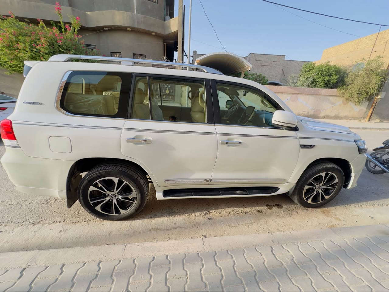 لانكدروز gxr 2014 بريم محدث 21 
رقم بغداد 
باسمي تحويل ثاني يوم 
هزه جديده 
مكفول الشاصي والكص 
تحديثه داخل وخارج 2021 
العنوان ديوانية
الرقم *********** ديوانية, القادسية
