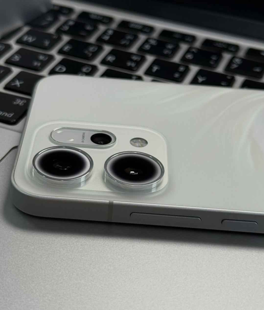 غني عن التعريف نضيف جداً 
معالج قوي Dimensity 8350
بطارية 6000 تدعم الشحن السريع 80 واط صوت ستريو عالي شاشة دقة ممتازة 120hz
الكاميرات اداء جيد جدا بتقريب 120x وخصوصا مع اضافة العدسة التلي فوتو (البورترية) القوية بتقريب 3.5x
بدون ملحقات فقط جهاز 
المكان ناصرية مركز او ناحية الفضلية واتساب *********** ناصرية, ذي قار
