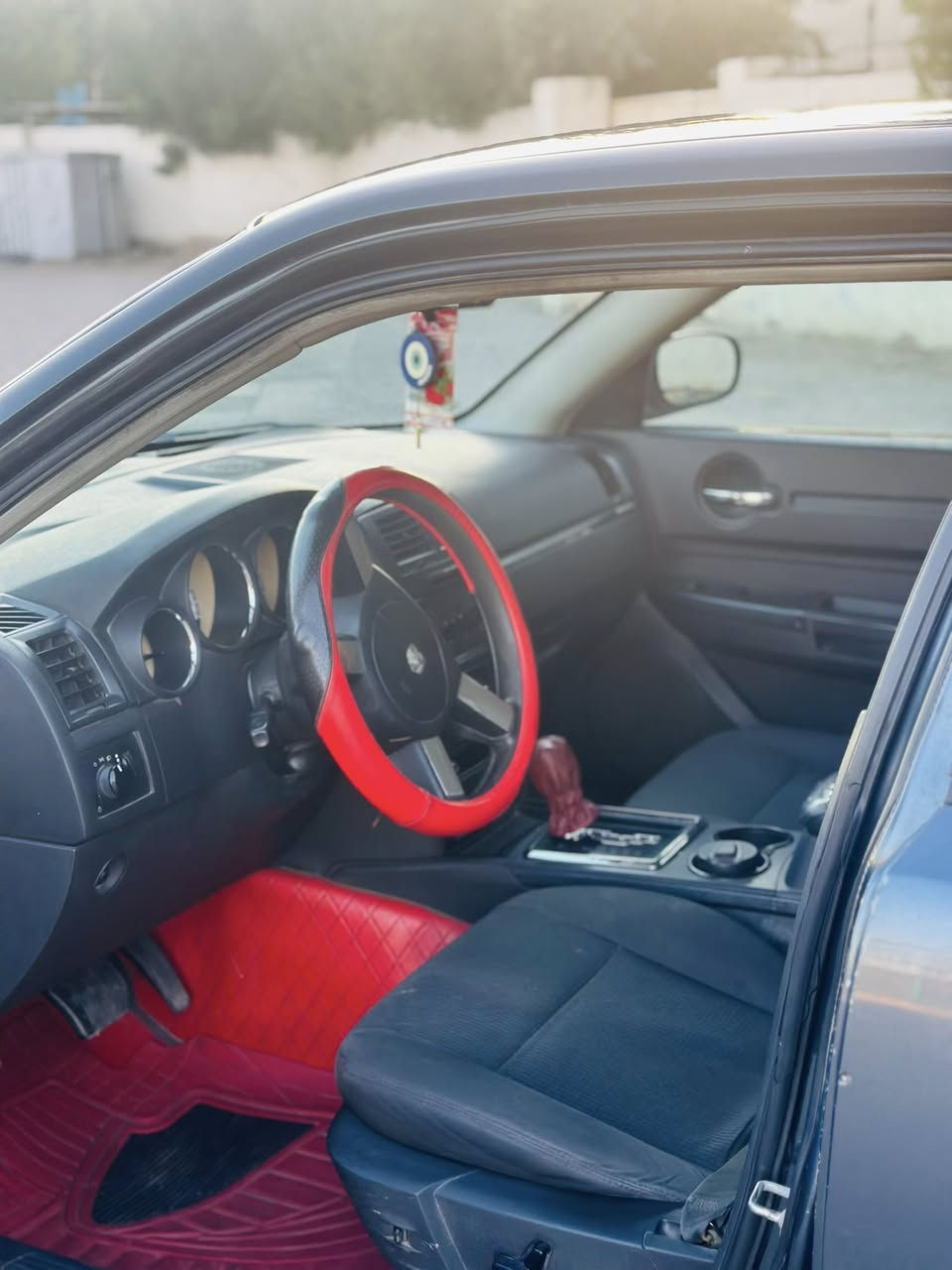 سلام عليكم 
جارجر 2008
حادثها جاملغ وبيبان ثنين صفحت السايق مبدلات والجاملغ صبغ وبيها قطع صبغ  
مكينه جديده خيرمن الله  كيرها خير من الله 
حداديه جديده تايرات نضيفه سياره ما بيها نقص  
سعررررر(105) وبيها مجال بسيط 
موقع بغداد مدينه الصدر  
رقم الهاتف ***********
