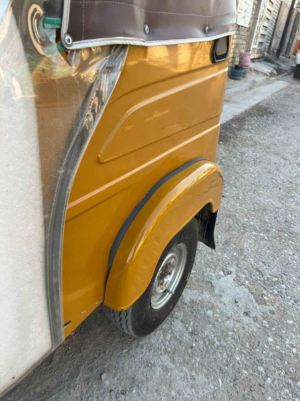 السلام عليكم
للبيع
تكتك موديل ٢١ شهر /٣ مرقمه رقمها بغداد سنويه جاهزه رقم نكليزي جاهز تحويل ثاني يوم تكتك نضيفه تخم تايرات جدد بس دوسات معمره فقط البقيه كله نضيف تكتك لونين مثل ما موضح بل صوره 
عارضها ٨ ملاين وبيها مجال 
العنوان /بغداد العبيدي 
رقم الهاتف/***********
ما متواجد على الفيس فقط اتصال
