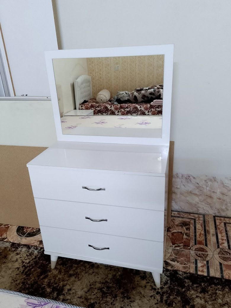 سلام عليكم غرفه نوم تركي اصلي نظيف جدا جدا جدا 5قطع ويا دوشك درجه اولى 6قطع يتكون من كنتور 2سكه مترين 30سنتيم عمقه 55 ارتفاعه مترين 20سنتيم قياس سرير 180/200 +2كومدي+ميزتوليت+دوشك سعر ويا توصيل وشد فقط400الف ماعدنه غرف تعبان أو مكسور أو مصلح اشكال اكو حسب نظافه كلمن يرده يتصل على الرقم صاحبه بى واتساب ***********العنوان كلار عدنه توصيل فقط خانقين جلولاء قره تبه
