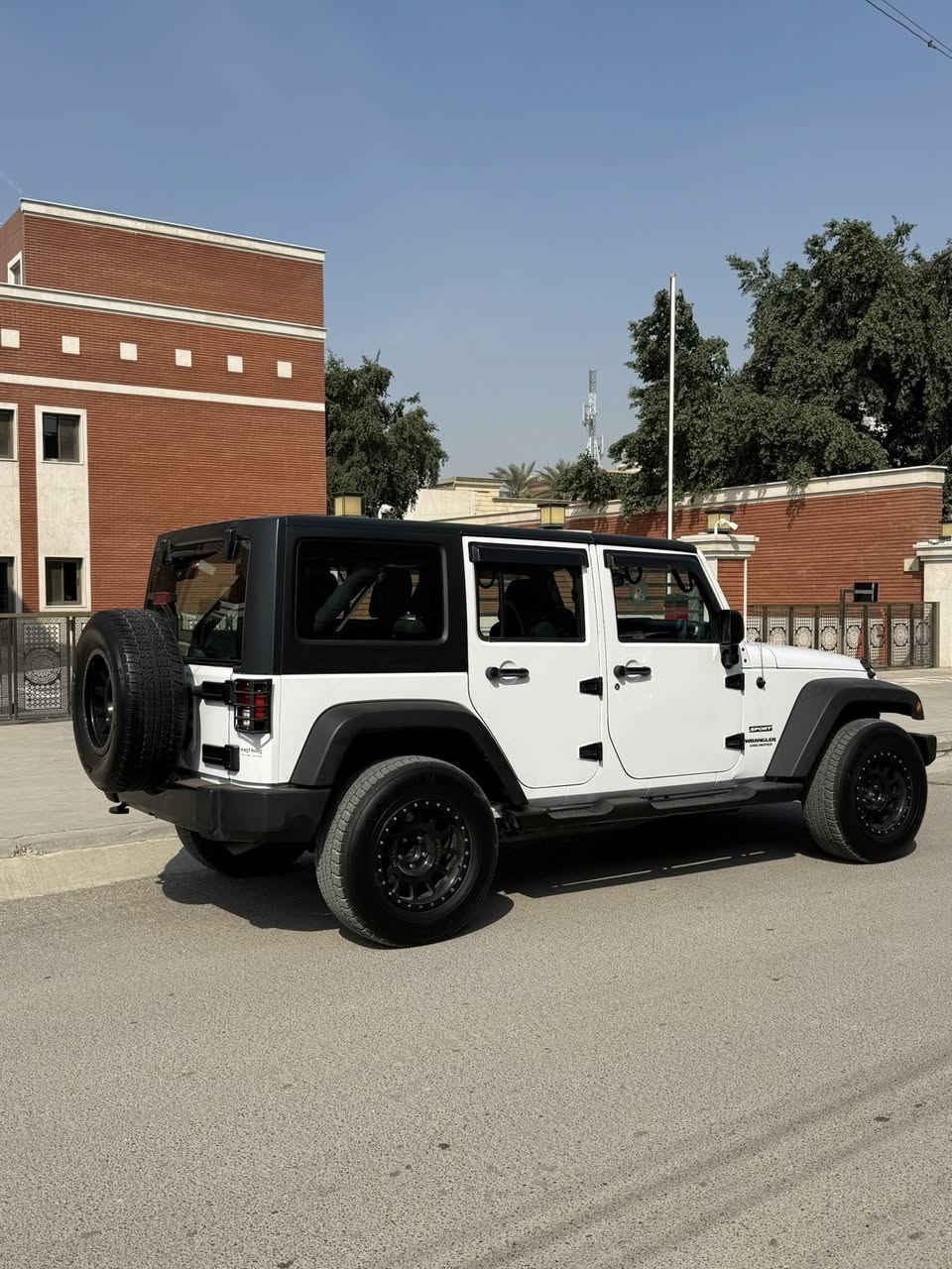 السلام عليكم للبيع جيب رانكلررر
2012 حيل جديده نضافه مال 2023 
سياره مكفوله باب سكن صبغ فقط 
سكف بلاستك مو قماش
السياره جاهزه ومناقصها شي وتعديلها كلش حلو
رقم بغداد مميز 
ماشيه 100 الف حقيقي ثاني اني ثاني مالك الها 
السعر 160 وبيها مجال 
مكاني بغداد 
***********
