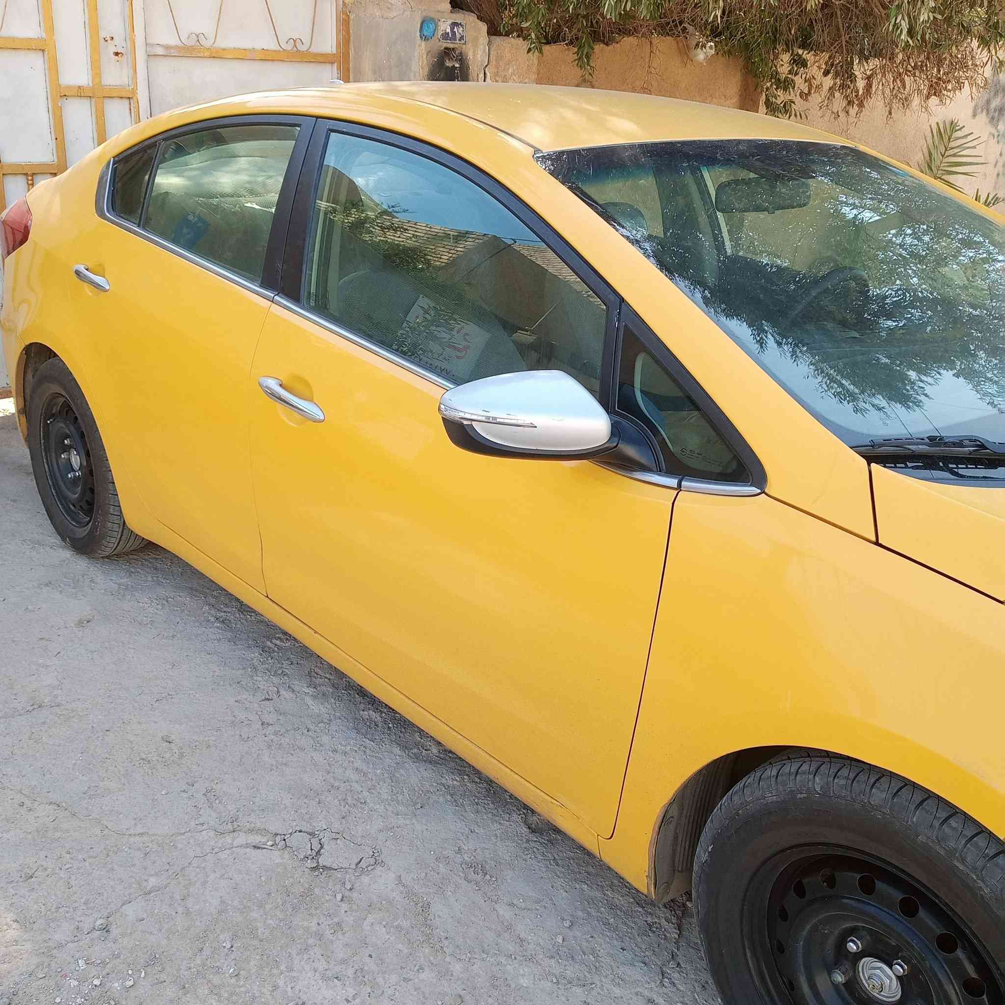 السلام عليكم فورتي 2014 امريكي مكينه 2000 جي دي اي مكانها بغداد الزعفرانية عارضها 95 وبيها مجال ***********
