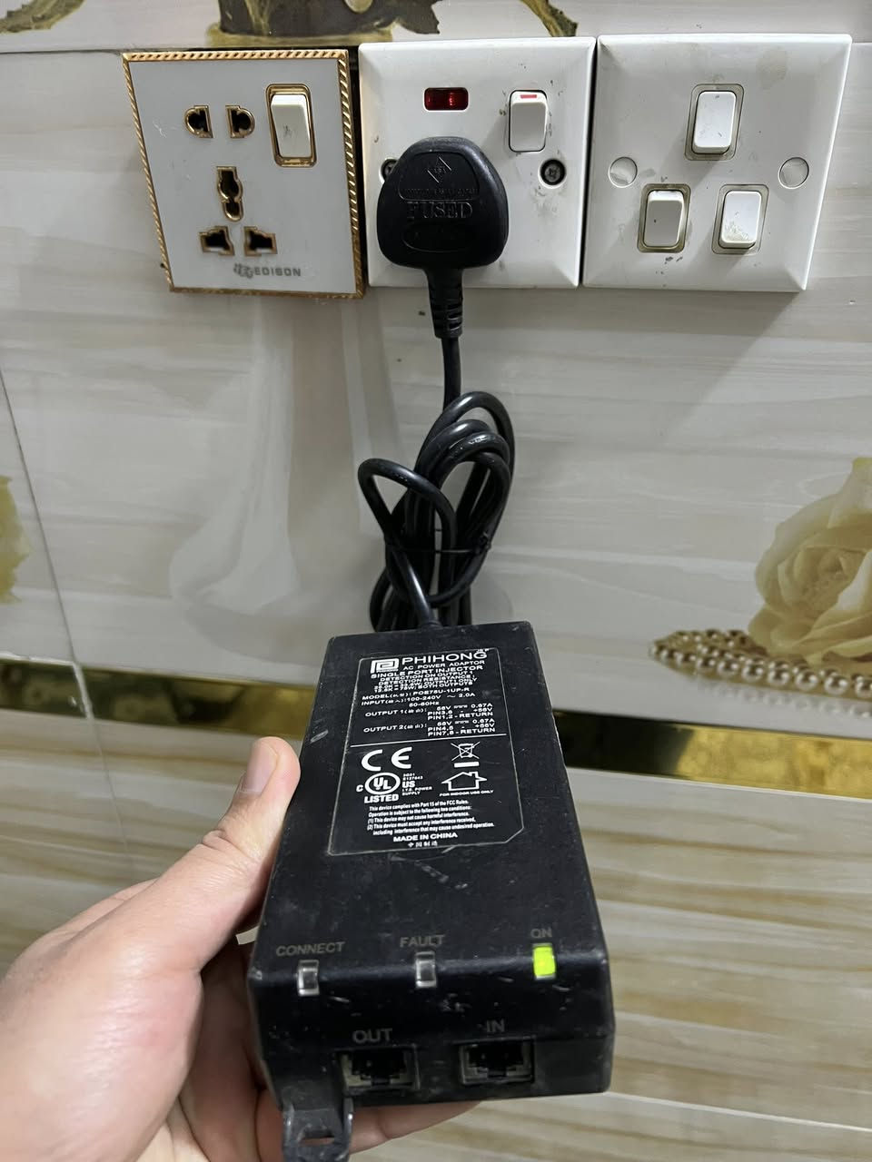 محولات عدد 3  الكبيرة v56 والصغار v48 كلهن ب 30 الف راوترات بورد مايكروتك ماعرف مال شنو يعرهن ثنينهن ب 25 موجود توصيل ***********
