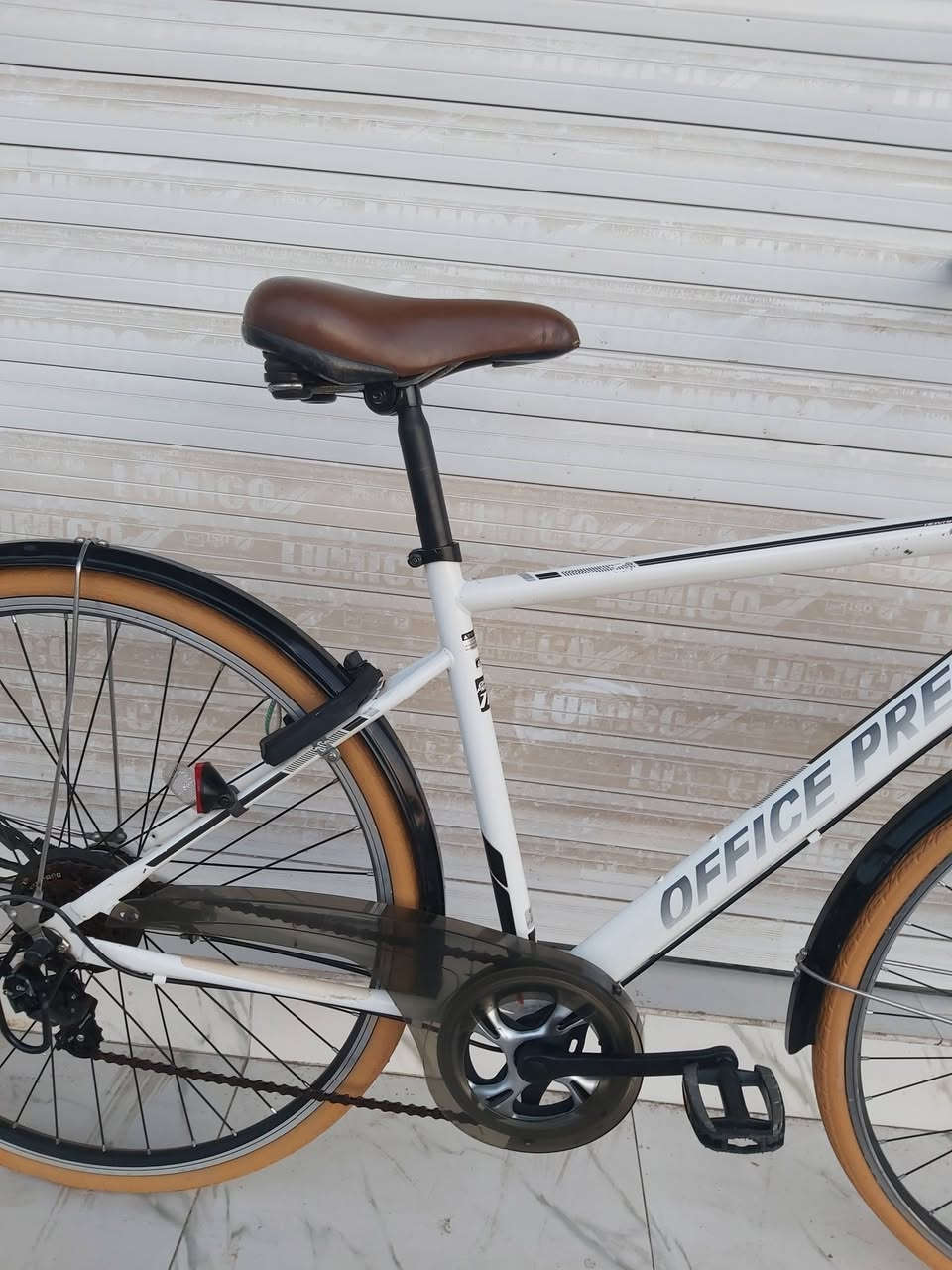 OFFICE PRESS 2022
حجم 28 / C700
M /L
المعدن حديد 
ويالة المنيوم طبقتين 
7 SPEED SHIMANO
ديانمو + قفل 
تايرات جديدة 700/37
الدراجة جاهزة ومرتبة بدون عيوب
   ✈يوجد توصيل لجميع المحافضات ✈
كركوك مدخل سايدين حي الاسرى والمفقودين 
معرض ابو شيفان ( *********** )
