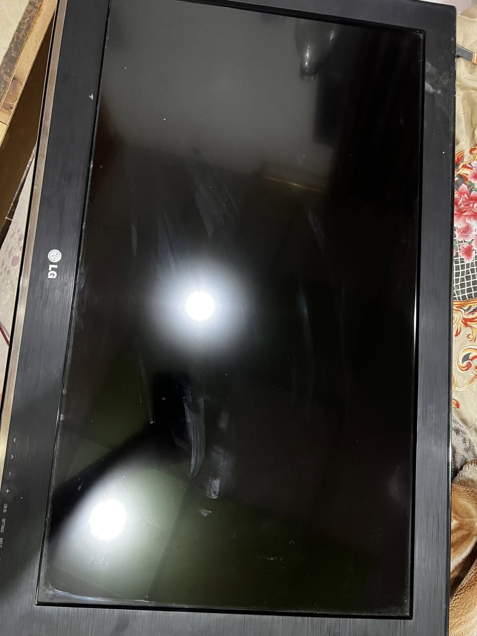 السلام عليكم للبيع شاشه مونتير 144 فيريم حجم 24 كارتونها و كيبلات بيها خدش صغير فقط كلشي ما ماثر عليها  موجوده سعرها 100 و 

شاشه LG حجم 32 نضيفه و كلشي ما بيها سعرها 50 
التواصل خاص او رقم : *********** 
مكان موصل ايسر حي العربي
