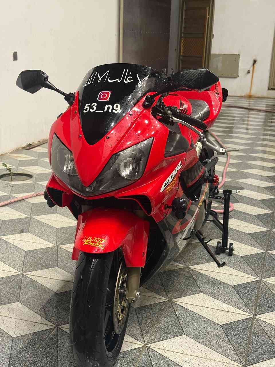 السلام عليكم
F4i 2004 

مكفولة كفالة عامة حته من الشخط

بيها اوراق حاوية + كمرگ ميناء  

محرك (600) كير ومحرك طيارة ✈️ 

لايت زنون منضومة كاملة عالي ناصي 

عليها سلايدرات حماية 

تخم تاير جديد اصلي 

صالنصة اصلية رعيد سعرها 250 دولار 

بنكة حماوة ثانية تنسى حماوتهاا 

الدراجة ماشية 30 ألف 

دهن موتل اصلي + بانزين بس محسن 

السعر (30) وبيهاا مجال بسيط 

مكاني الأنبار قضاء عامرية الصمود 

للأستفسار (‭٠٧٧١ ٣٤٨ ٠٦٢٨‬)
