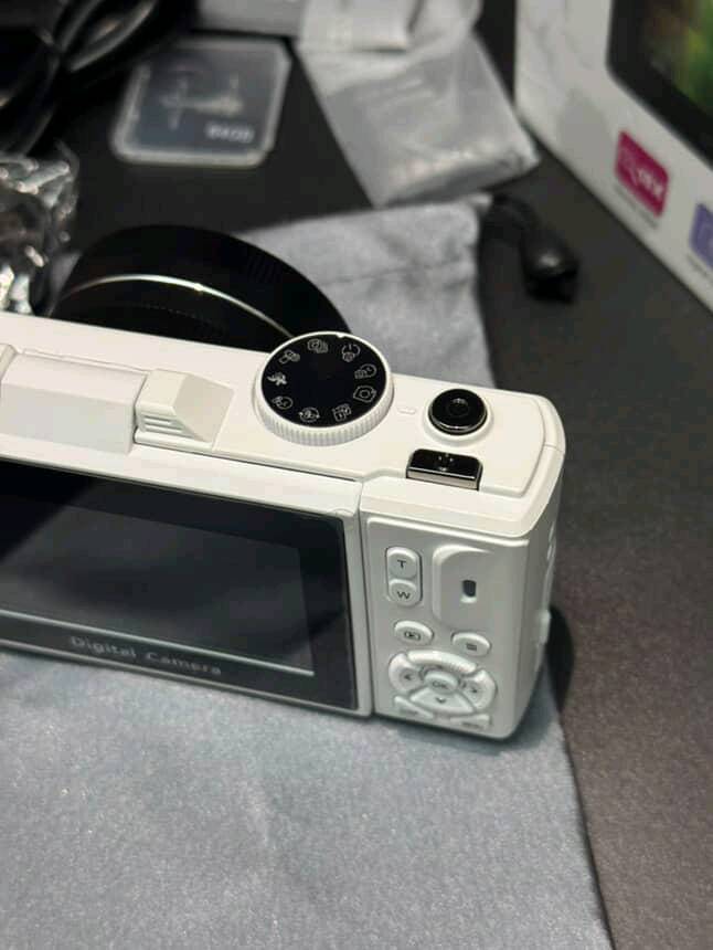كاميرا/كامكودر رقمي UHD

بحالة ممتازة وتعمل بكفاءة كاملة، توفر تصوير فيديو وصور بجودة عالية. تأتي مع جميع الملحقات الأساسية:

• شاحن
• بطارية
• بطاقة ذاكرة (رام)
• غطاء للعدسة
ملاحظة:مع وجود تطبيق خاص بالكاميرا للحصول على الصور ونقلها من الكاميرا للهاتف الخاص بك

نظيفة ومستخدمة بعناية، سبب البيع عدم الحاجة إليها. للاستفسار أو طلب صور إضافية يرجى التواصل.