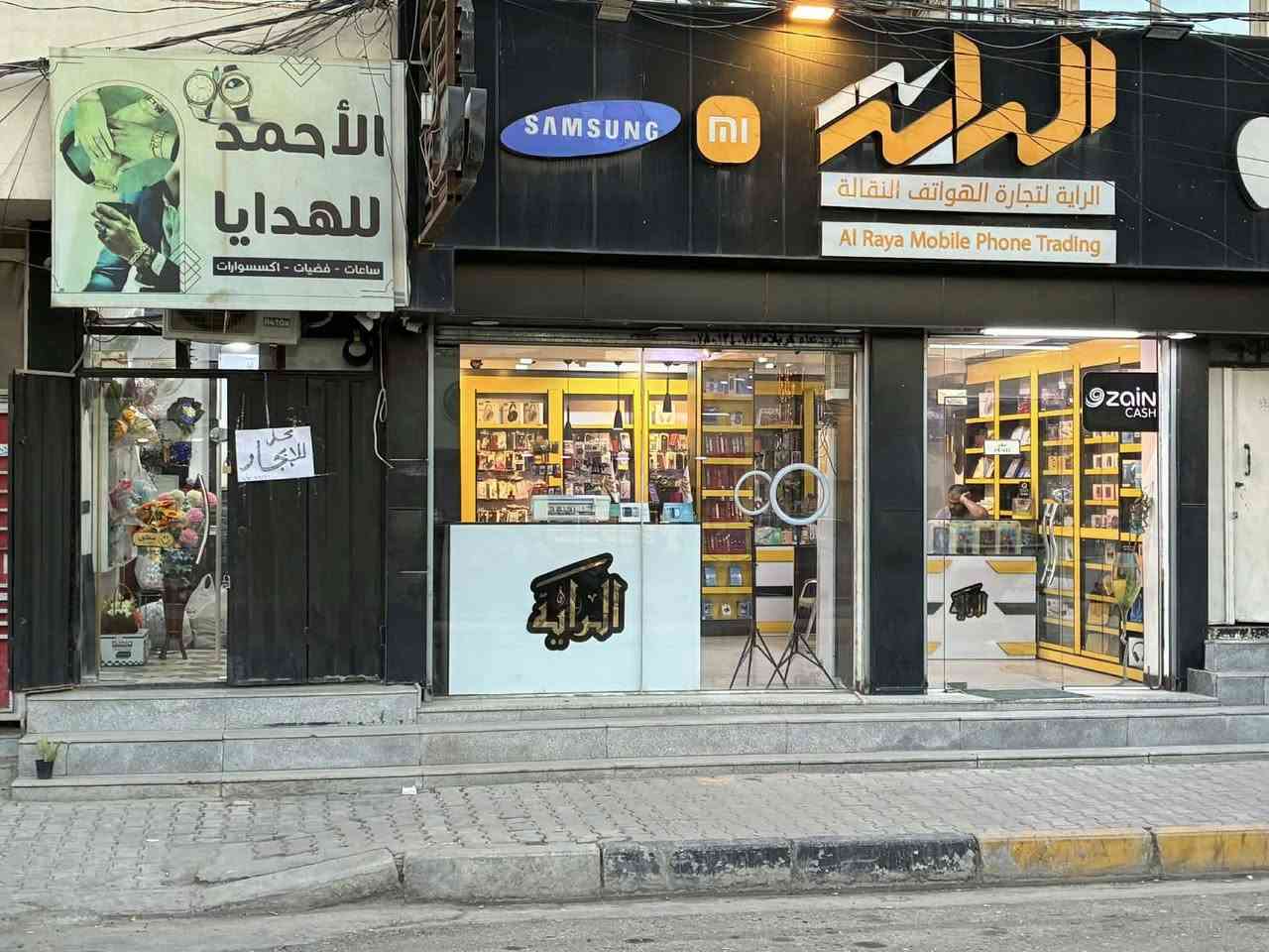 السلام عليكم 
محل صغير للإيجار. سيف سعد  الشارع التجاري الوسطي شارع الكيات مقابل. فرن صموت السنمبلة مجاور  شركة الراية للهواتف (الأحمد للهدايا )بدل الايجار  325 
***********
