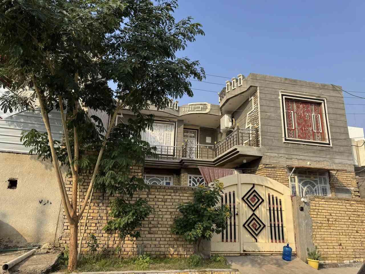 بيت للبيع طابقين بناء حديث المساحة 230 (المنطقة حي العمال قرب السايلو مقابل حديقة (الواجهة 11.5 والنزال 20) مكون من 4غرف 
ثلاث غرف 5* 4 والرابعة 6*4
صالة عدد 2   (7*4)
استقبال 6*4
ومطبغ 5*4
وكراج 6* 5
وموزع درج 6 * 3  مزيد من التفاصيل الاتصال على الرقم ***********
