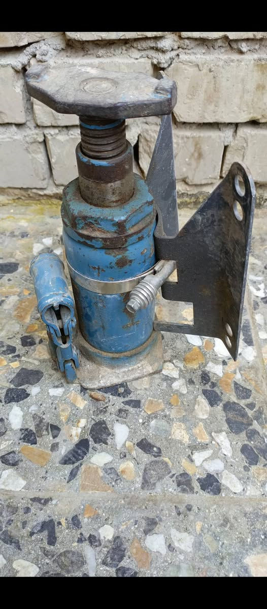 السلام عليكم اخوان جك اتيكو بلادي وية القاعدة الي تنشد بالشاصي للبيع السعر ٥٠ الف العنوان بغداد الدورة ***********
