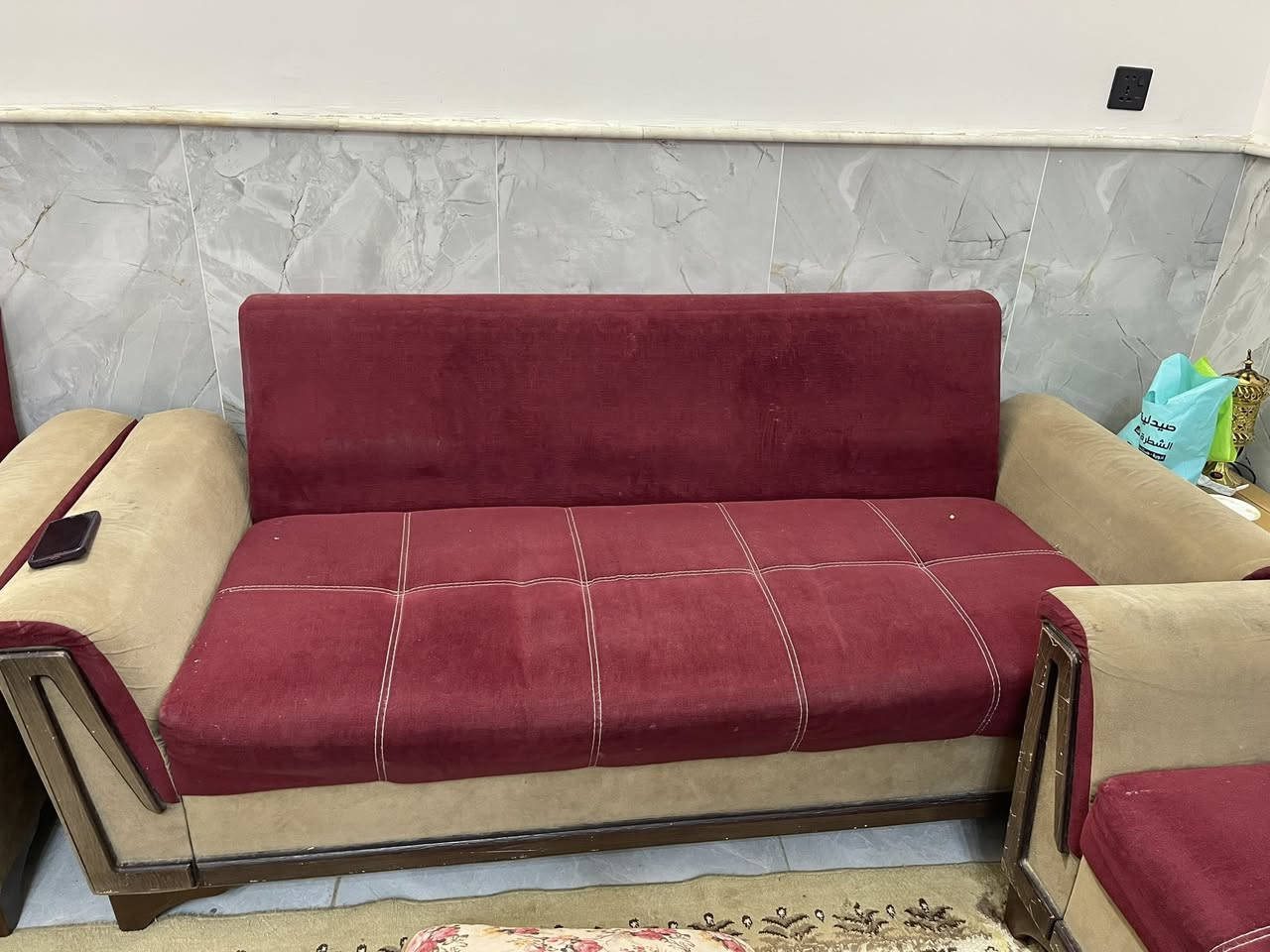 تخم تركي مستخدم مابيه اي ظرر ١٠ مقاعد ٥ قطع  قنفه ثلاثيه  عدد ٢ قنفه ثنائيه عدد. ١ كراسي عدد ٢ السعر ٣٢٥ بيه مجال *********** واتساب اتصال مراسله الصفحه مكاني الشطره
