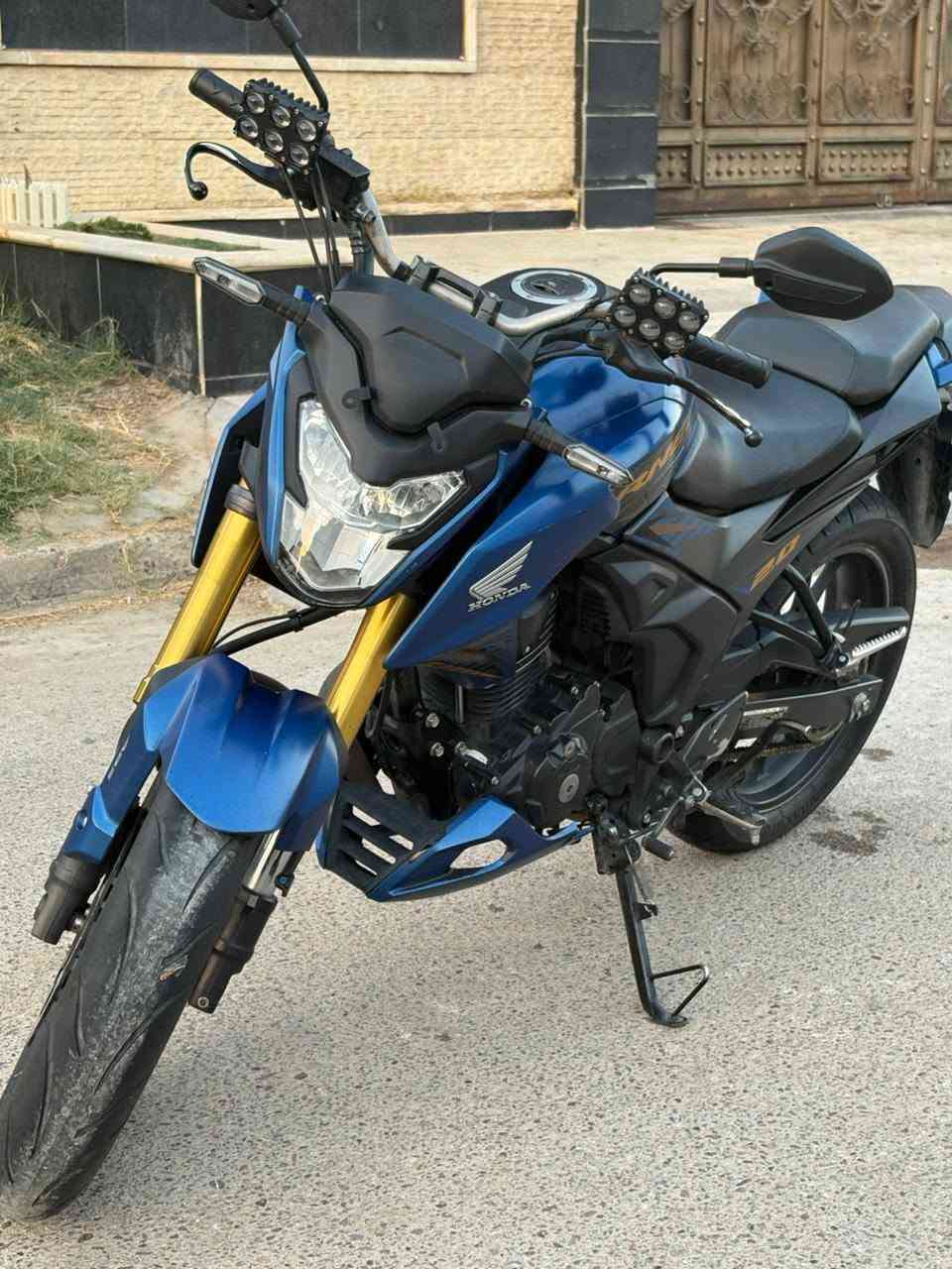 هوندا  هورنيت CB.200
2024. مستلمه من عجله الخليج سنه 2025
ومحول رقمه انكليزي بهاي سنه وهزه جديد
يعني اروح بس اني وياك نحوله بدون دراجه
كير 5 نمر نظام.بطح ١ جوه باقي فوك
تاير خلفي مقاس 150 جديد 
الامامي كذالك جديد
لارجه ولامشاوط.مثل الجماعه😅
بريك امامي abs
بريك خلفي دسك 
نوزل ونظام توفير الوقود
دبل عكس يعني ماكو طسه 
فقط لايت لد احترك عندي
وباقي كفاله شرط الفحص 
وكلشي كدامك بلصور 
السعر ٣ مليون و٥٠٠ 
بغداد شارع قرب الجامعه المستنصريه
Speeedgarage
***********
