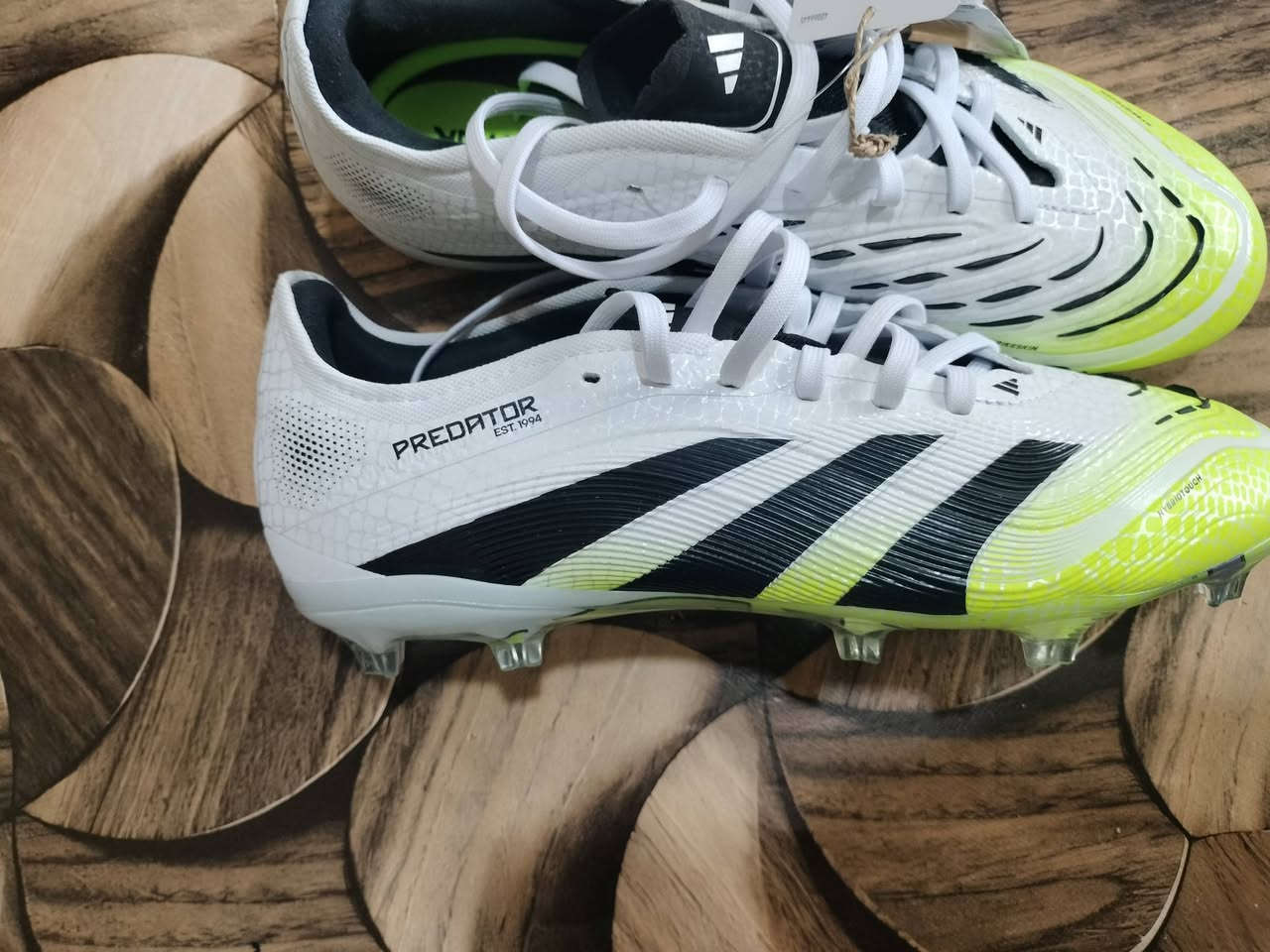 chaussures  de football adidas Predator Elite, arborant un coloris blanc, noir et jaune fluo.
Pointure 42 ylbas 41


**إذا كنت صاحب هذا الإعلان وتريد حذفه لأي سبب، رجاءا أرسل رسالة إلى الدعم الفني**