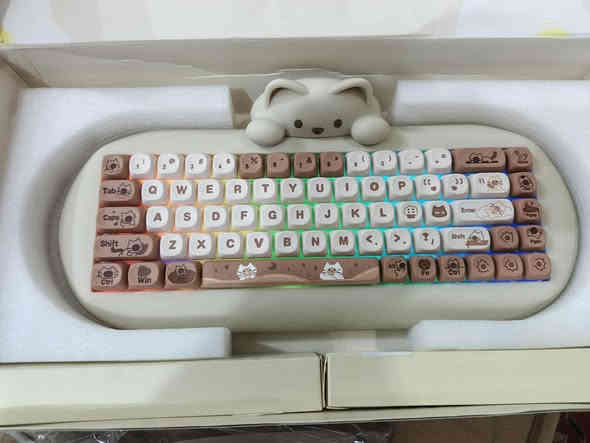 كيبورد واير لس 
ويا موس باد 
وازرار اضافية 
انارة ار جي بي 
وزن ثقيل 
السعر 35 شامل التوصيل
***********
***********
