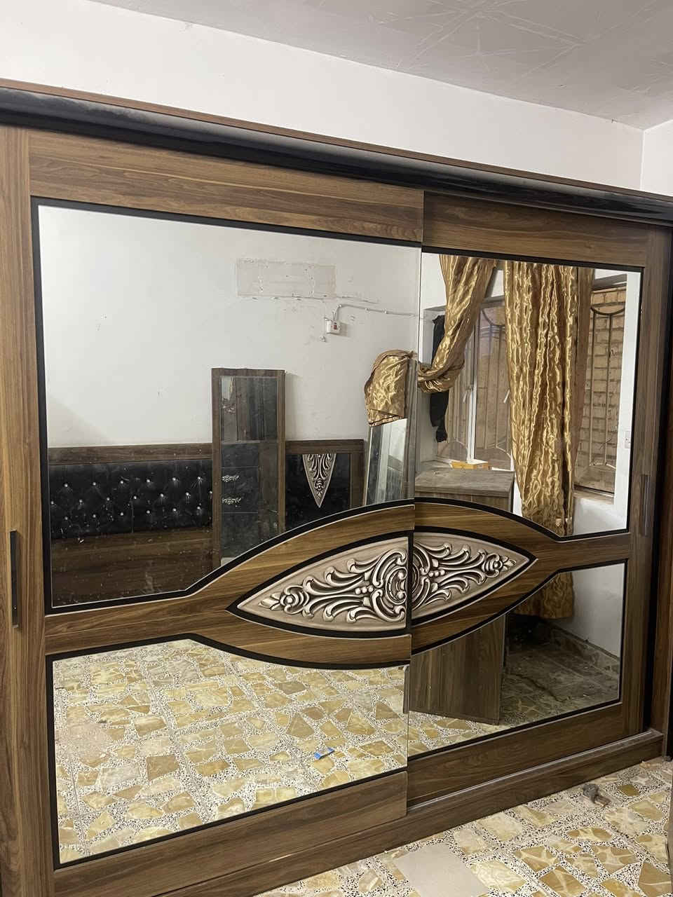 السلام عليكم من رخصة الادمن معرض بلازما تركي نظيف جدا وغرفة سلايد تركية رايدلها ترتيب للبيع العنوان بغداد الجديدة الهاتف ***********
