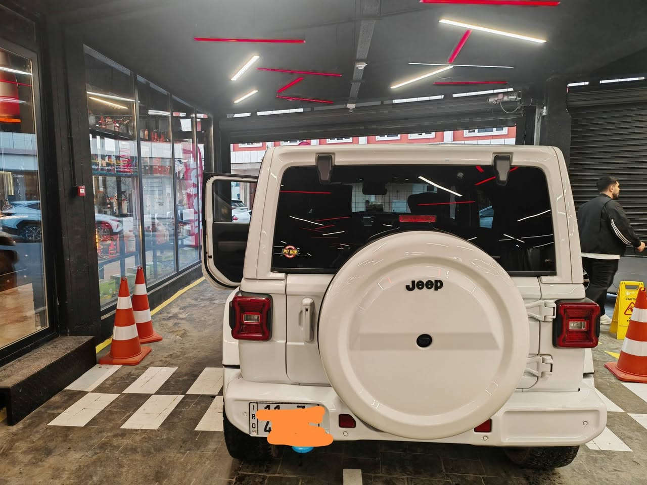 السلام عليكم 
للبيع 
جيب رانكلر موديل ٢٠٢٤ 4xe
محرك 4 سلندر ثلاث انظمة قيادة 
السيارة 375 حصان

ماشيه 34 الف كيلوا 

فول الفول للأخير سوميت اعلى فئه 
كشنات جلد رصاصي
كشنات كهرباء 
كشنات تدفئه
سترين تدفئه
كاميرا اماميه
زراك كاميرا 
كاميرا خلفيه
مرايه وسطيه اوتودم 
رادار حانبي 
رادار خلفي 
رادار امامي
سياقة ذاتيه 
بريك طوارئ تلقائي
كشافات اماميه 
ليد كل الانارة اللي بالسيارة 
ايرباك عدد ٦ 
نظام صوت Alpine 
امبليفاير بالجنطة بيها صوت كلش قوي 
شاشة كبيرة بيها كل اعدادات السيارة 
بيها نظام Alexa 
السقف سلايد كهرباء 
السيارة فول للاخير وقليل تجي هيج مواصفات 
 حادثها كلش خفيف بدون ايرباك بدون دواخل 
ومرفق صور الحادث
رقم بغداد بأسمي
هزه جديده شهر ال12 /2025

مكاني السيارة بغداد/اليرموك 
سعر السيارة 28.5 الف دولار وبيه مجال بسيط

هذا رقم تليفوني
*********** 
بي واتس اب
