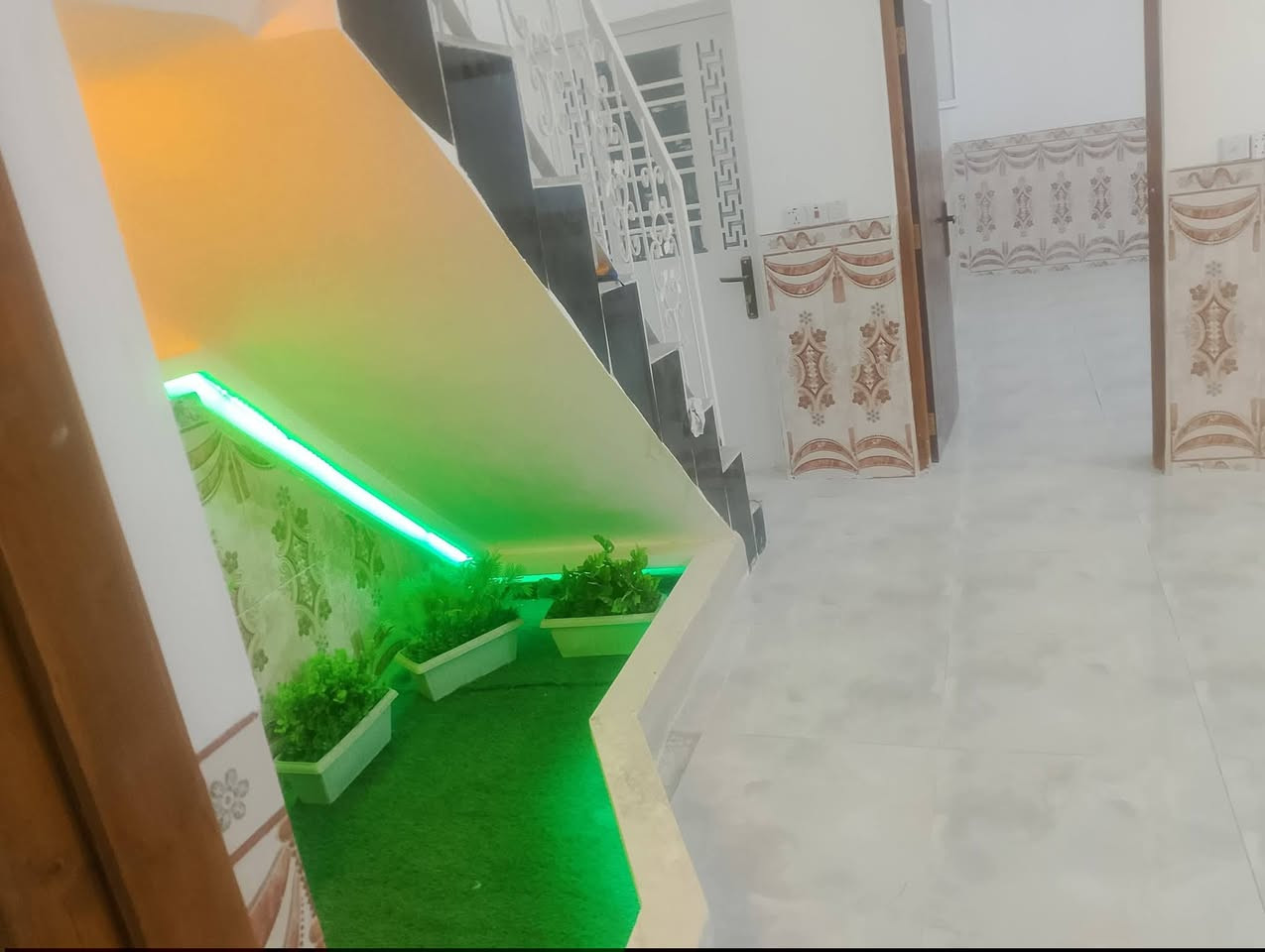 السلام عليكم ورحمه الله وبركاته 

🏡 دار للبيع مع الأثاث الكامل 🏡
فرصة مميزة للسكن والاستثمار، دار مؤثثة بالكامل وبأثاث جديد جداً، موقع ممتاز وخدمات متكاملة.
📐 المساحة: 125 متر
🔹 الطابق الأرضي: استقبال، غرفة، صالة، مطبخ، صحيات داخلية وخارجية.
🔹 الطابق الثاني: غرفتان مع سويتين كاملتين.
🔹 الطابق الثالث: غرفة زيتونة وسطح.
✅ الأثاث كامل وجديد ✅ سبلت جديد ✅ كاونتر جديد ✅ ديوان بالصالة ✅ تتوفر جميع الخدمات (ماء، كهرباء، تبليط)
📍 الموقع: خلف معرض الأسدي
💰 السعر: 95 مليون دينار قابل للتفاوض
للاستفسار والمشاهدة يرجى الاتصال على الرقم: ***********
