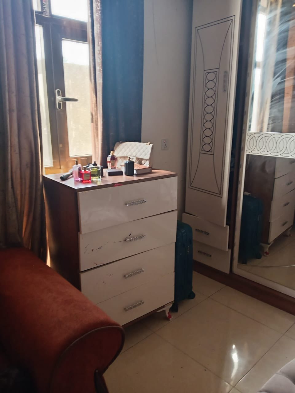 سلام عليكم غرفه تركيه درجه اولاً اصليه ماخذت اني 25 ورقه قبل 3سنوات ست قطع نضافته 89/: السعر 350مكاني بغداد***********
