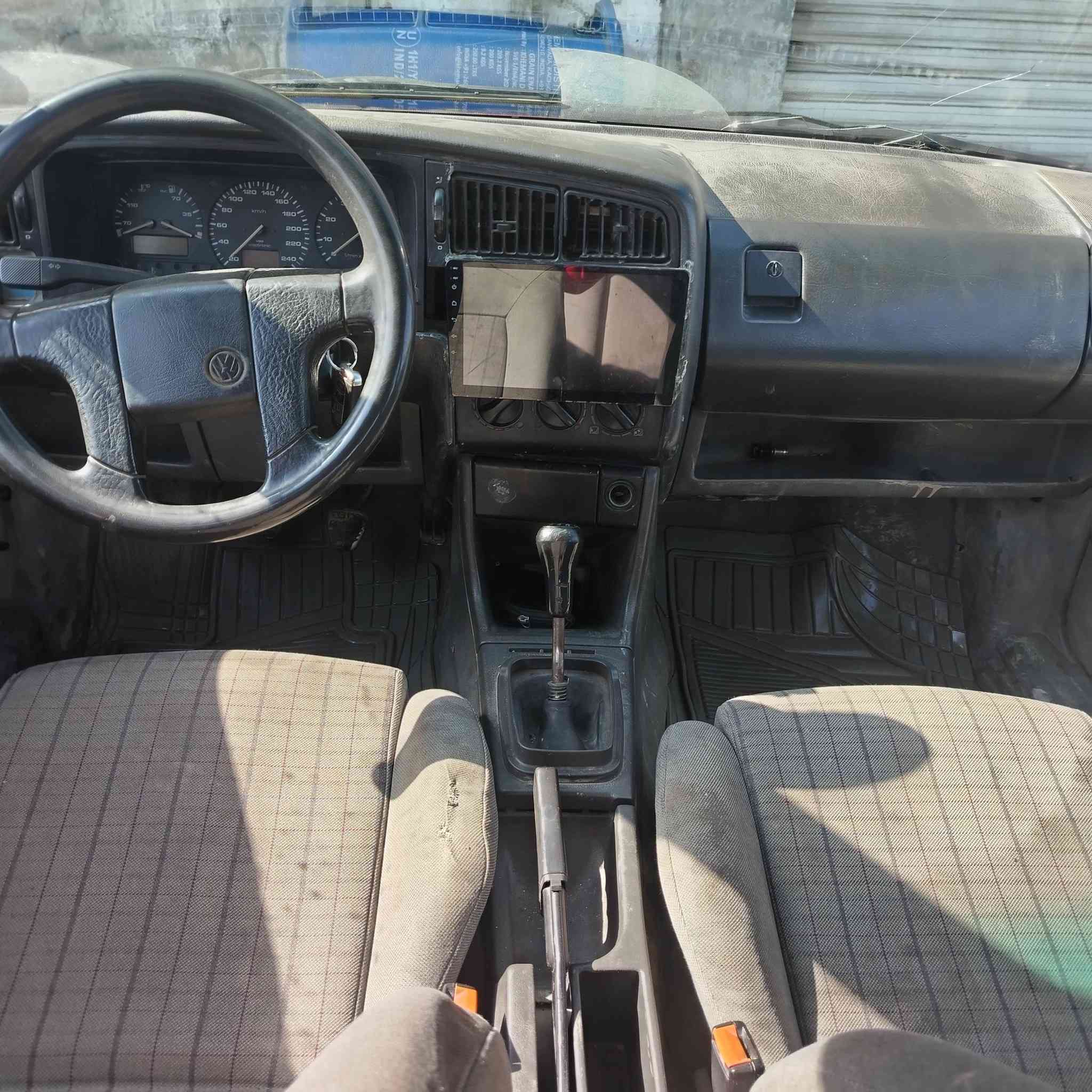 سياره باسات للبيع مديل ٩٢ صاحبها بل موصل بيها كاربون بيها جاملخ صبغ سياره نضيفه جاهزه الاستفسار عل رقم ***********
