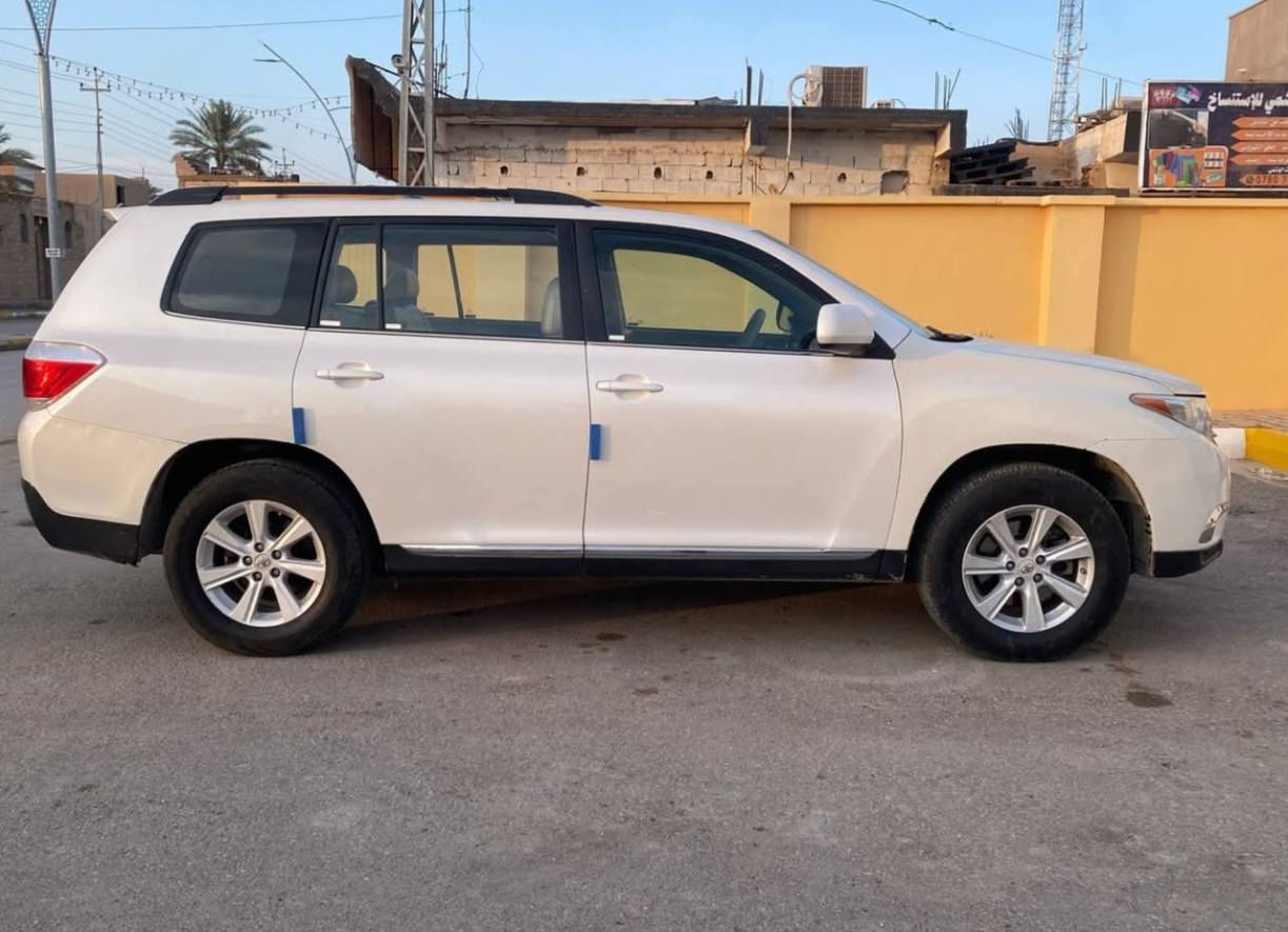 (بسم الله الرحمن الرحيم)  هايلندر 2011 رقم بغداد بأسمي  محرك 3500 V6  تو ويل ماشية 147ميل لون أبيض صدفي محرك كير بلاد  لارواجز لاتنقيص وما مفتوح سيرفس بشركة المبدع وكيل تويوتا بالفلوجة يعني تبديل الدهن والصيانة كله عدهم والوصولات عندي دهن الكير مبدل أيضا       غرفته نظيفة مثل ما موضح بالصور   لايت زنون أصفر ناصي عالي    السيارة مال جناي يعني ما مخلي بيه اي نقص   مواصفات فتحة سقف  كشن كهرباء   شاشة تدفئة كشنات تبريد ثلاث  قطع السيارة ما تحتاج اي شي لا صدر  لا بريك  وطخم تايرات جديد    السيارة مبدل جاملغ جهة الراكب والبنيد مصبوغ فقط مابيه دواخل     السعر 190 مكان /الانبار /القائم   للأستفسار ***********
