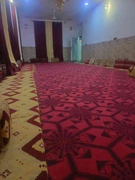 السلام عليكم بيت للبيع قريه سيد مناحي متوفر كافه الخدمات بيت يحتوي على خمس غرف نوم ومطبخ 5في  5 ديوانيه ١٦ في 5 حوش خير من حديقه ترك صحيات داخليه خارجيه البيت كامل خير من الله المساحه 580 بناء حديث بلوك سكف كونكريت الوجه وااديوانيه دنك جداري للاستفسار الاتصال ***********
