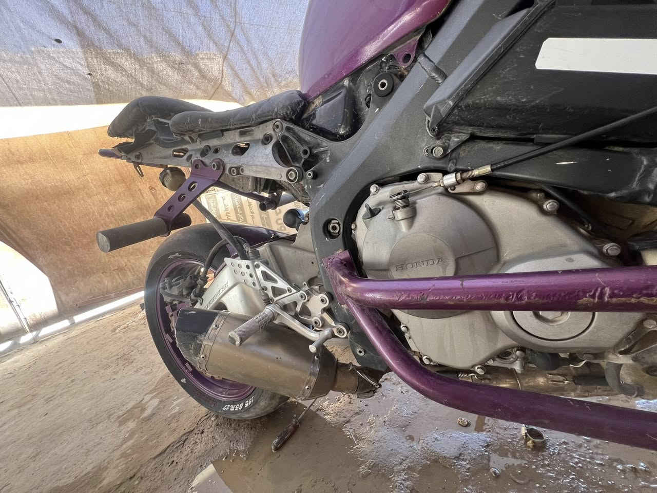سلام عليكم..RR600 مال لعب شباب مكينه مامفتوحه وكفاله دراجه بدون اوراق اتعهدله بمكاتبه . دراجه عليها تزويد بكره ودرع اخوان سعر الدراجه (مليونين ونص) مكاني حله ***********
