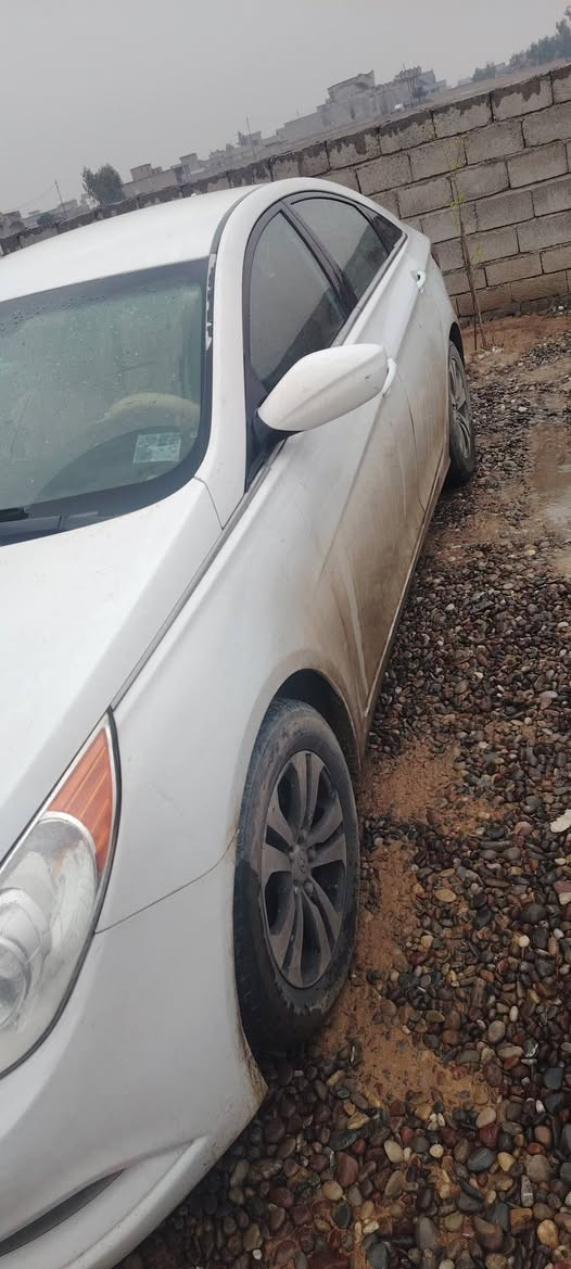 سلام عليكم ورحمة الله وبركاته سوناته مضلع موديل 2011 رقم نينوئ ابيض ثلجي محرك وكير شرط السعر 112 رقم الهاتف ***********
