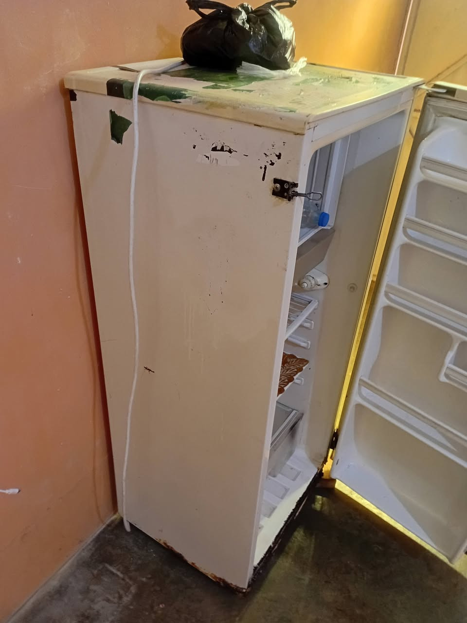 سلام عليكم ثلاجه مستخدمه للبيع السعر ٧٠ وبيها مجال رقم .....***********
